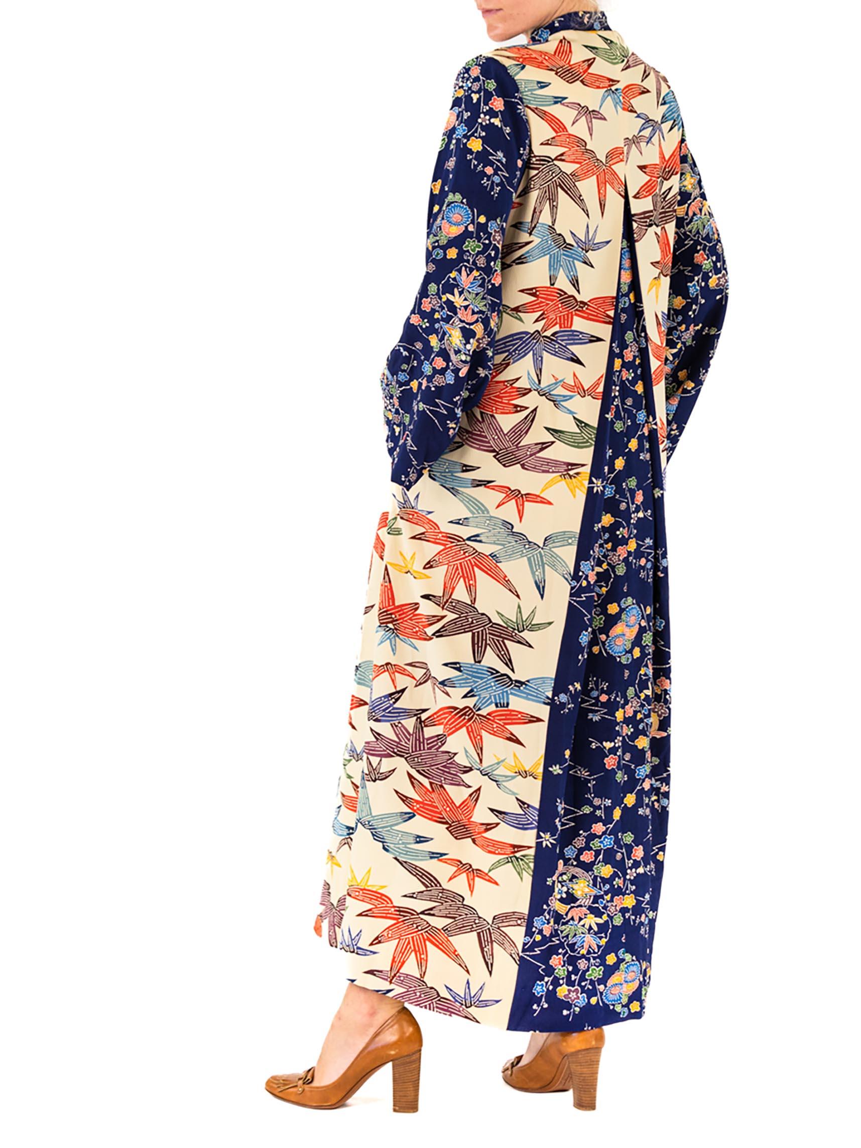 COLLECTION MORPHEW - Robe kimono multicolore en soie crème à manches bleu marine en vente 3