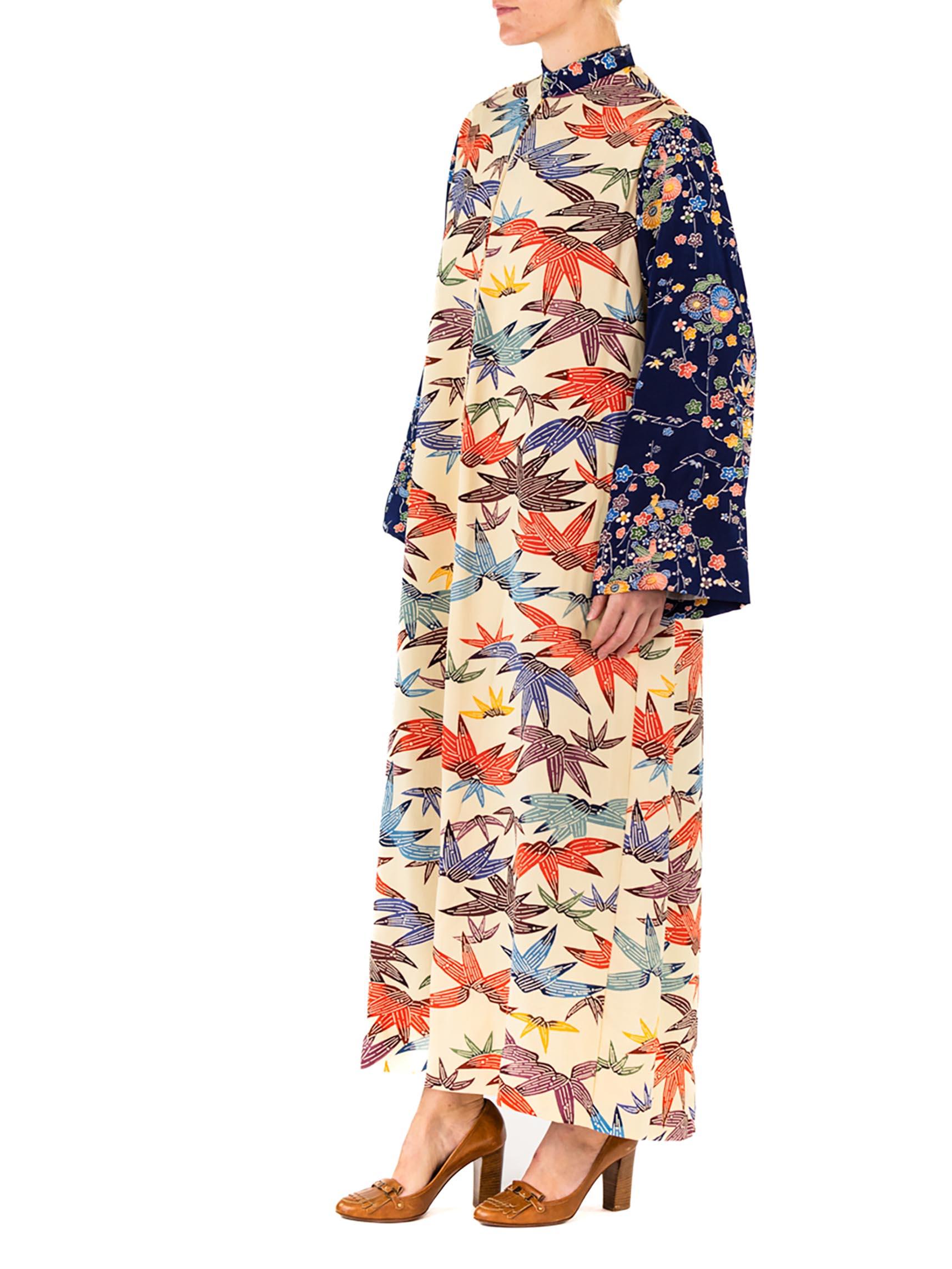 COLLECTION MORPHEW - Robe kimono multicolore en soie crème à manches bleu marine en vente 4