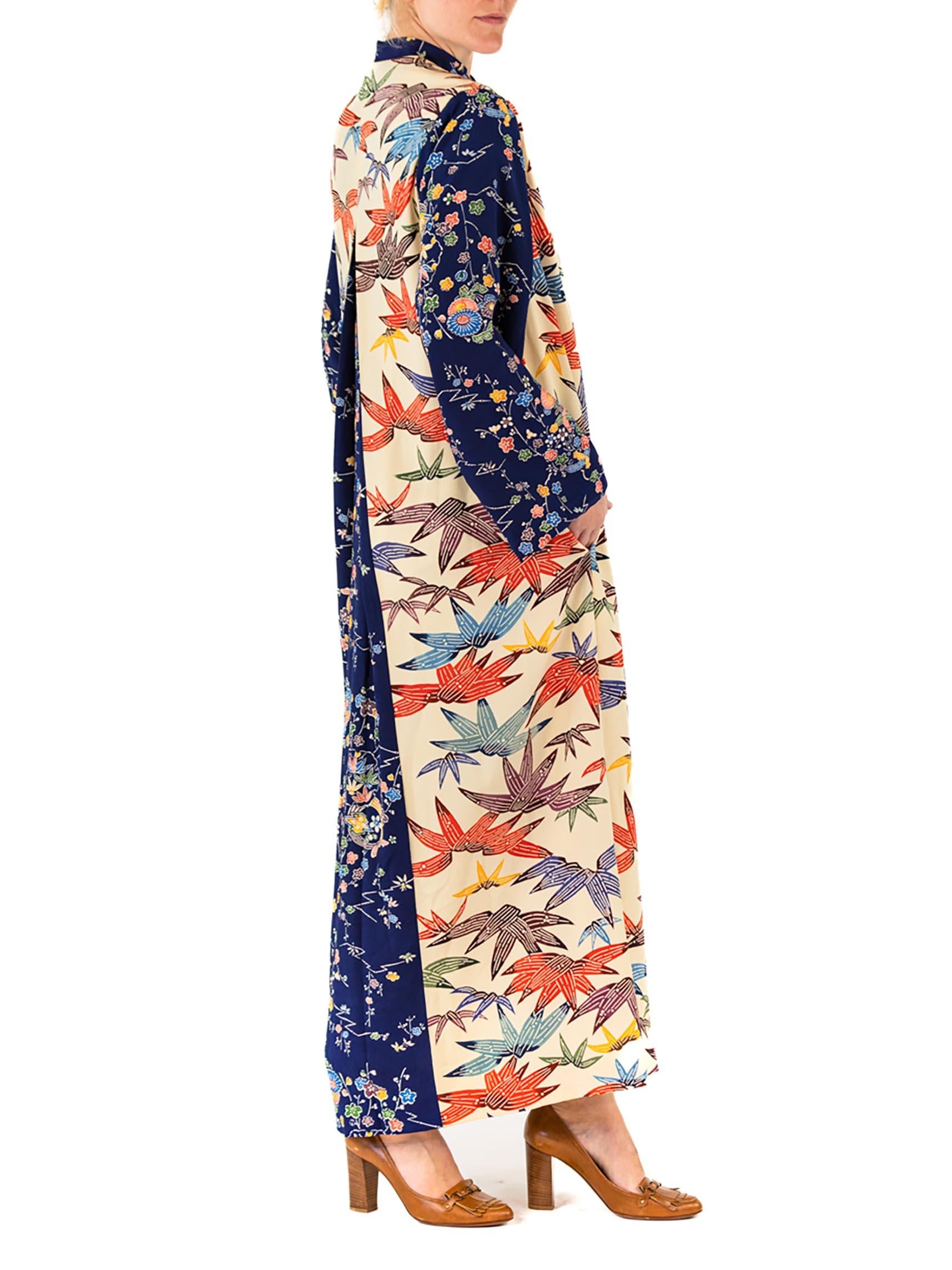 COLLECTION MORPHEW - Robe kimono multicolore en soie crème à manches bleu marine en vente 5