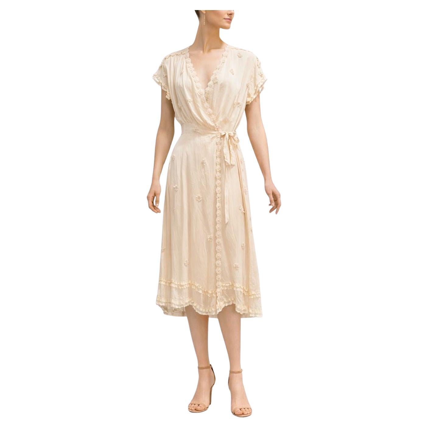 MORPHEW COLLECTION Crema Seda Encaje Antiguo y Vestido Años 30 Vestido Envolvente