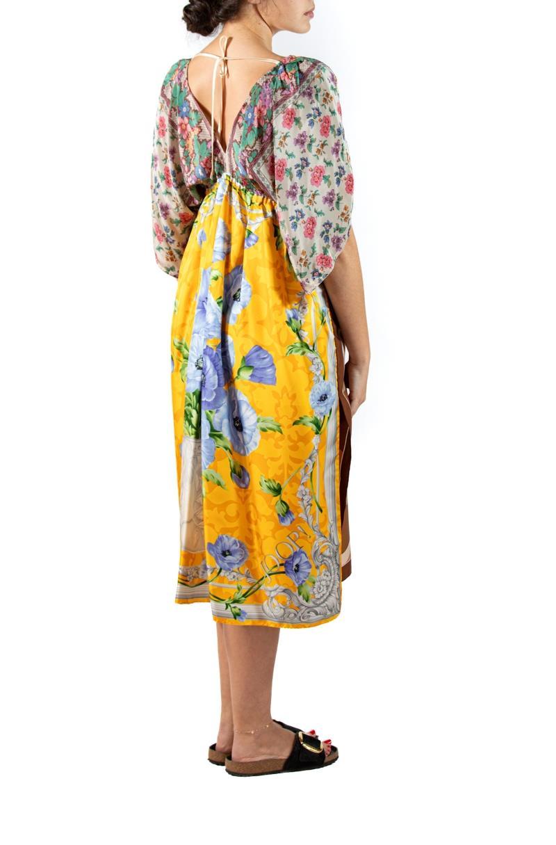 Morphew Collection Erdfarbenes, florales Kleid aus Seiden-Crepe de Chine mit 4 Schals Damen im Angebot