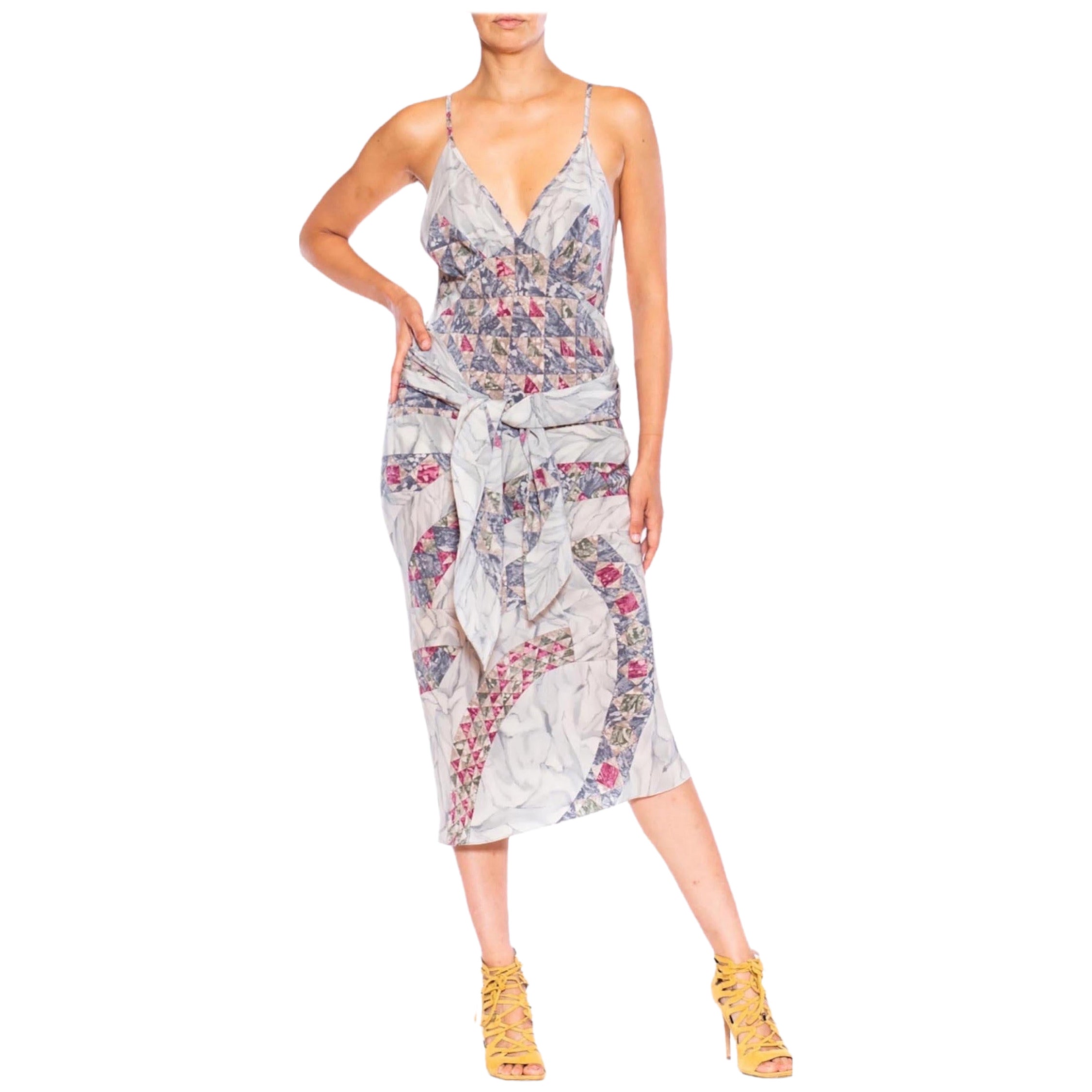 MORPHEW COLLECTION Sciarpa Sagittarius One Dres in seta geometrica blu e grigia. in vendita