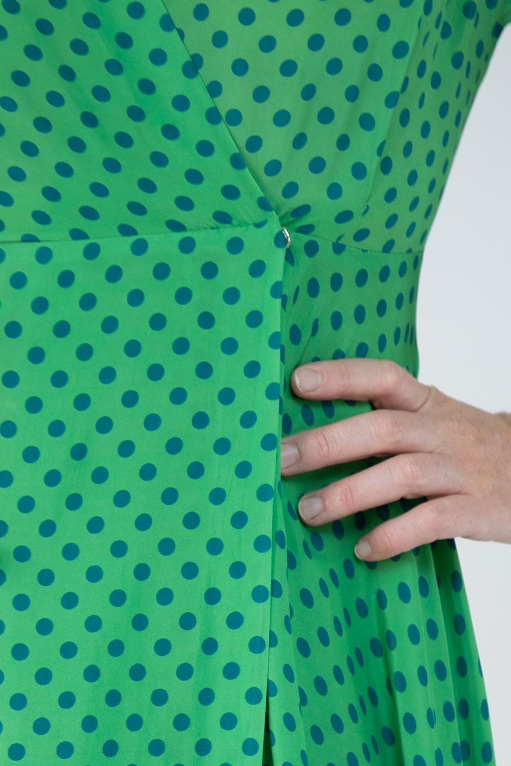 Morphew Kollektion Grünes & Blaues gepunktetes Kleid aus kaltem Viskose mit Neuheitsdruck und Schrägschnitt M im Angebot 5