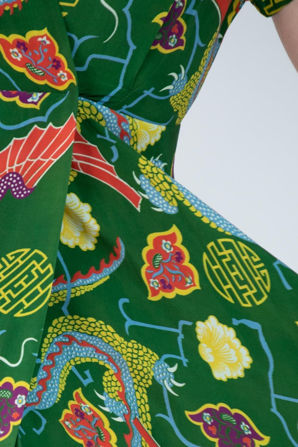 Morphew Kollektion Grünes chinesisches Drache Neuheitsdruck Kleid aus kaltem Viskose mit Schrägschnitt Mas im Angebot 6