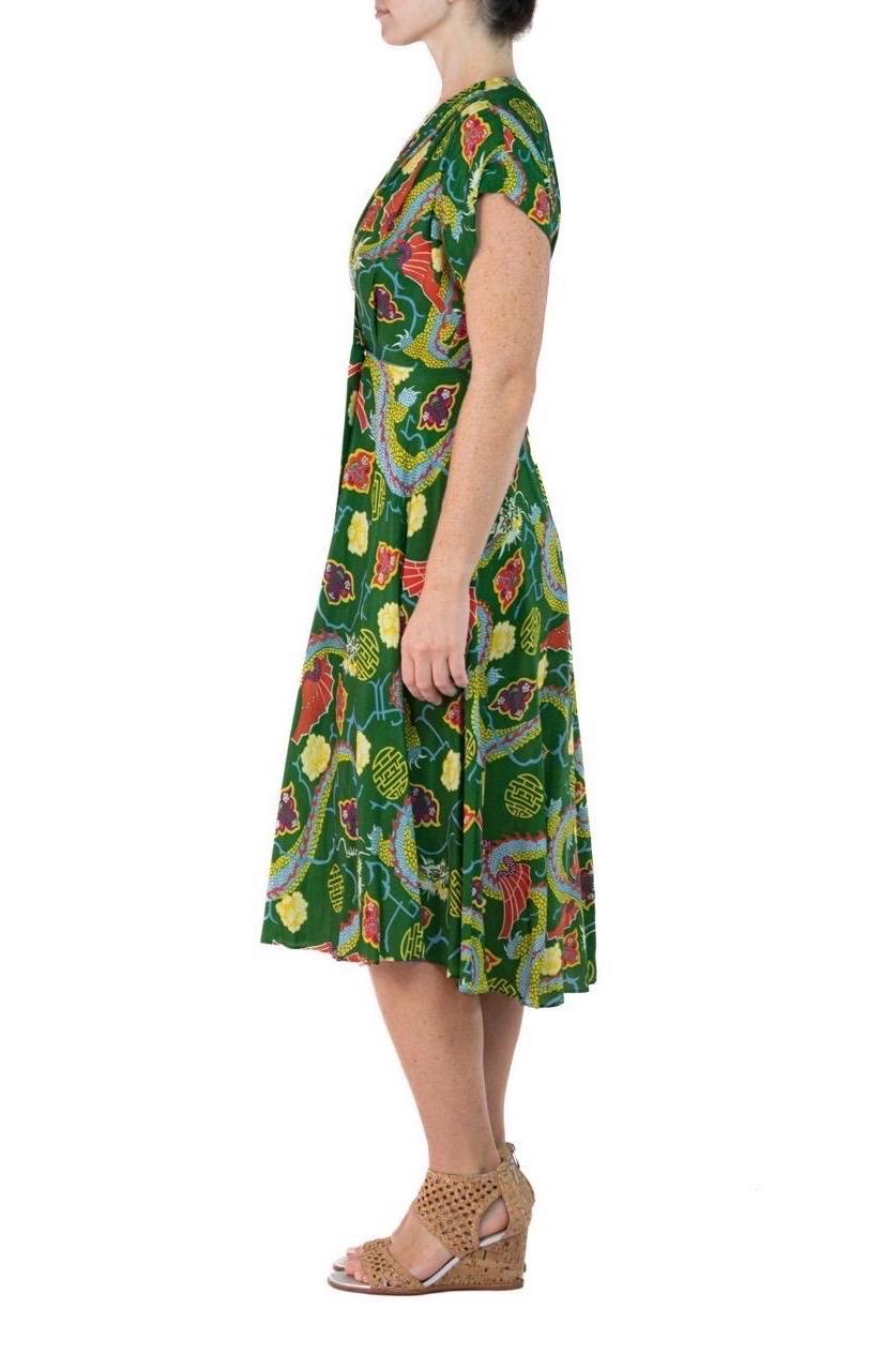 Morphew Kollektion Grünes chinesisches Drache Neuheitsdruck Kleid aus kaltem Viskose mit Schrägschnitt Mas Damen im Angebot