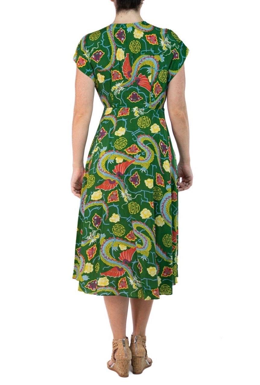 Morphew Kollektion Grünes chinesisches Drache Neuheitsdruck Kleid aus kaltem Viskose mit Schrägschnitt Mas im Angebot 1