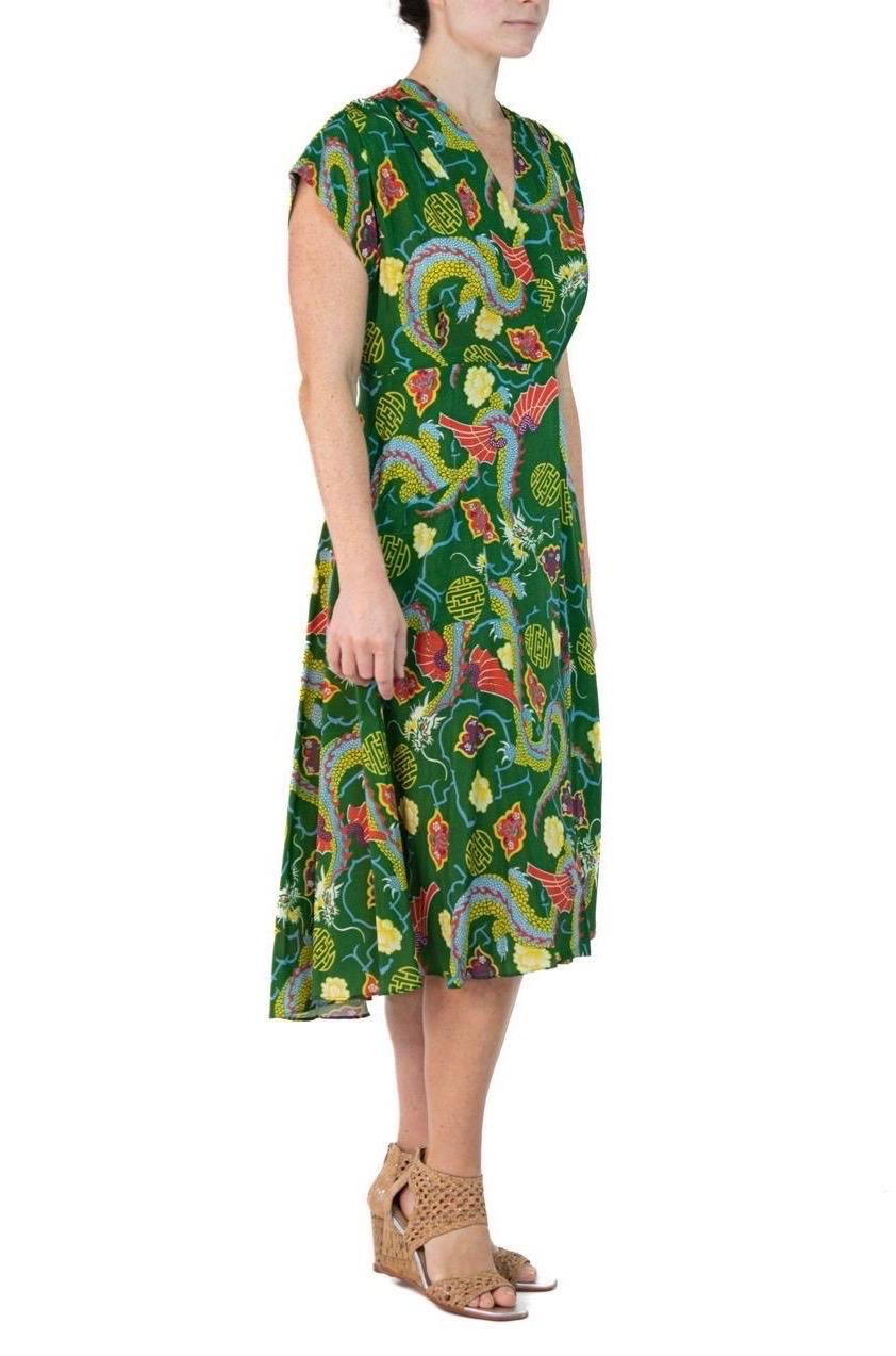 Morphew Kollektion Grünes chinesisches Drache Neuheitsdruck Kleid aus kaltem Viskose mit Schrägschnitt Mas im Angebot 3
