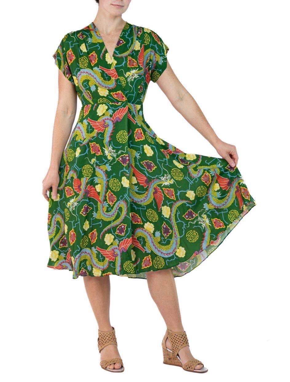 Morphew Kollektion Grünes chinesisches Drache Neuheitsdruck Kleid aus kaltem Viskose mit Schrägschnitt Mas im Angebot 4