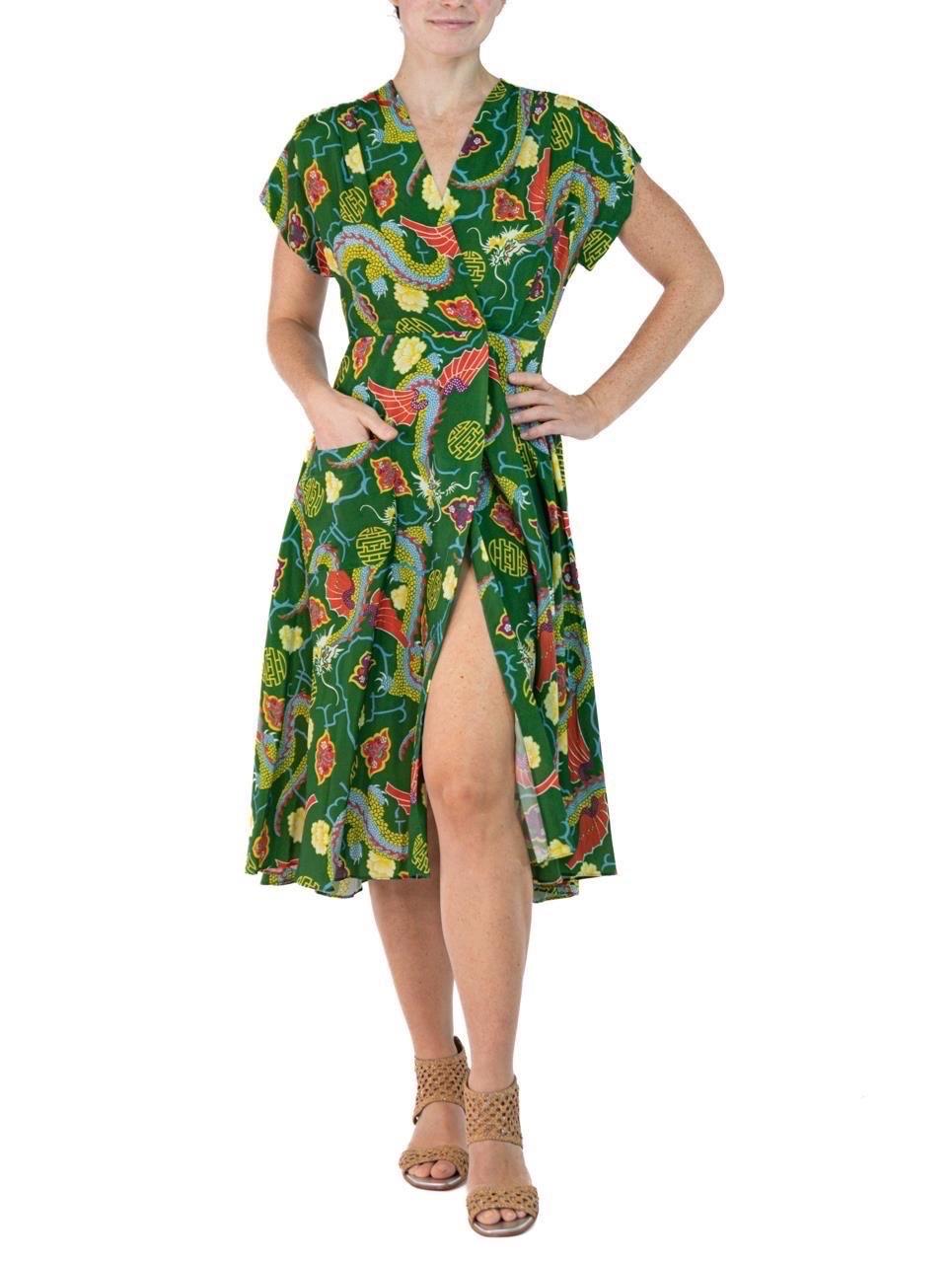 Morphew Kollektion Grünes chinesisches Drache Neuheitsdruck Kleid aus kaltem Viskose mit Schrägschnitt Mas im Angebot 5