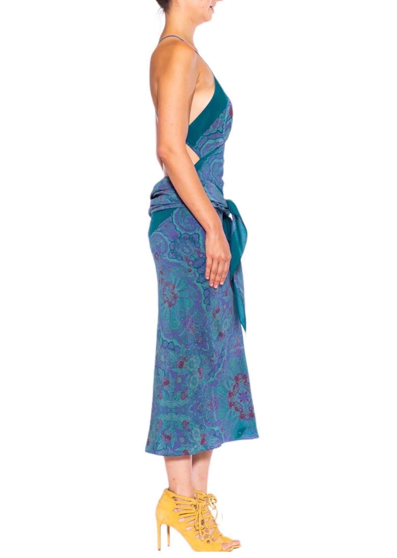 MORPHEW COLLECTION Grünes & lila Seiden-Sagittarius Ein-Schal-Kleid aus A  Damen im Angebot