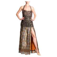 MORPHEW COLLECTION Abito d'alta moda con perline e spacco alto realizzato con materiali antichi.