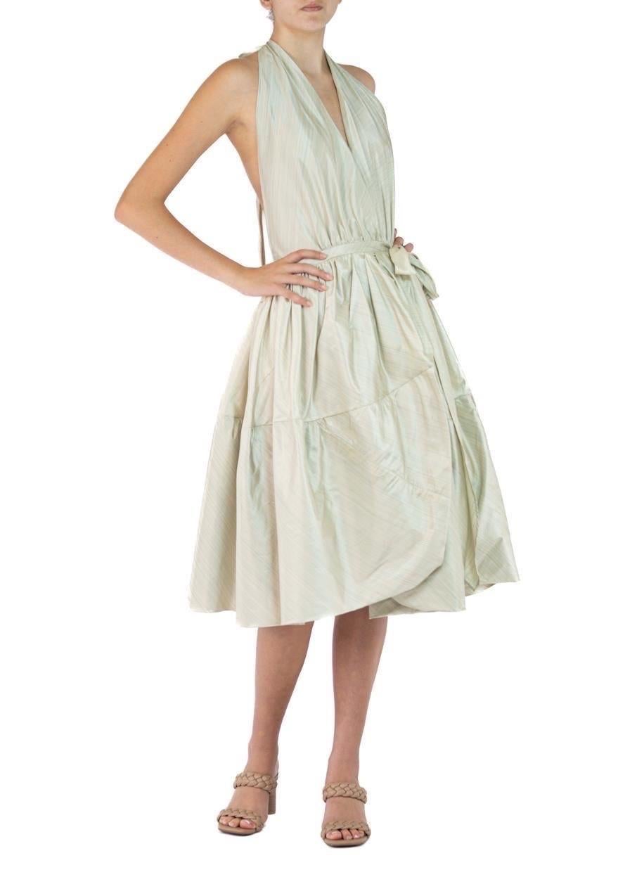 Morphew Kollektion Hellgrünes Kleid aus Seidentaft in Grün im Angebot 1