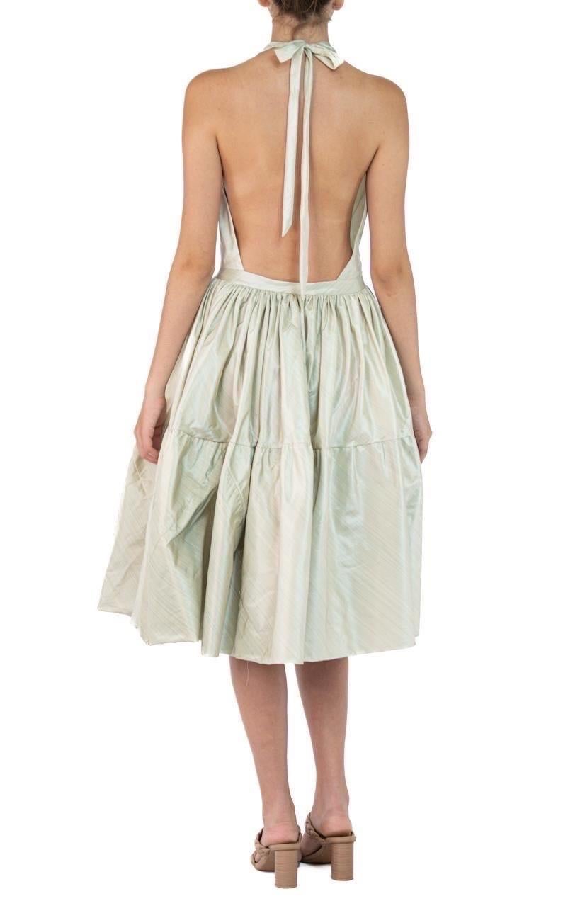 Morphew Kollektion Hellgrünes Kleid aus Seidentaft in Grün im Angebot 2