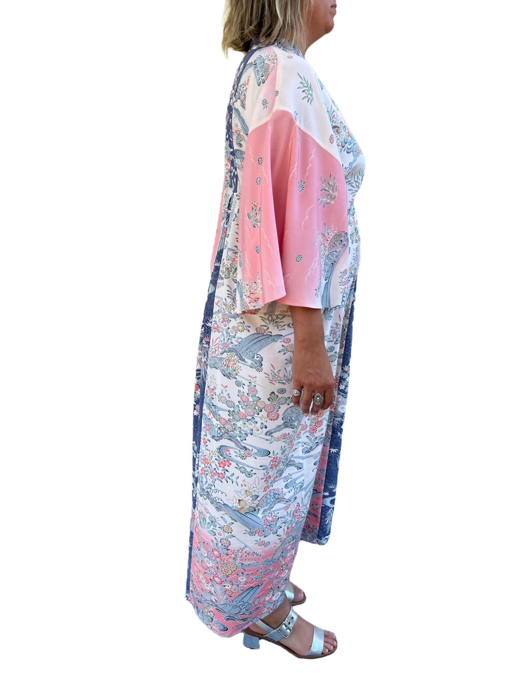 Gris Caftan japonais de la collection Morphew en soie rose clair et bleu avec vagues florales en forme de kimono en vente