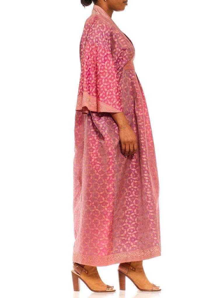MORPHEW COLLECTION Flieder & Pfirsichfarbener karierter Seidenkaftan aus Sari aus Vintage Sari im Angebot 1