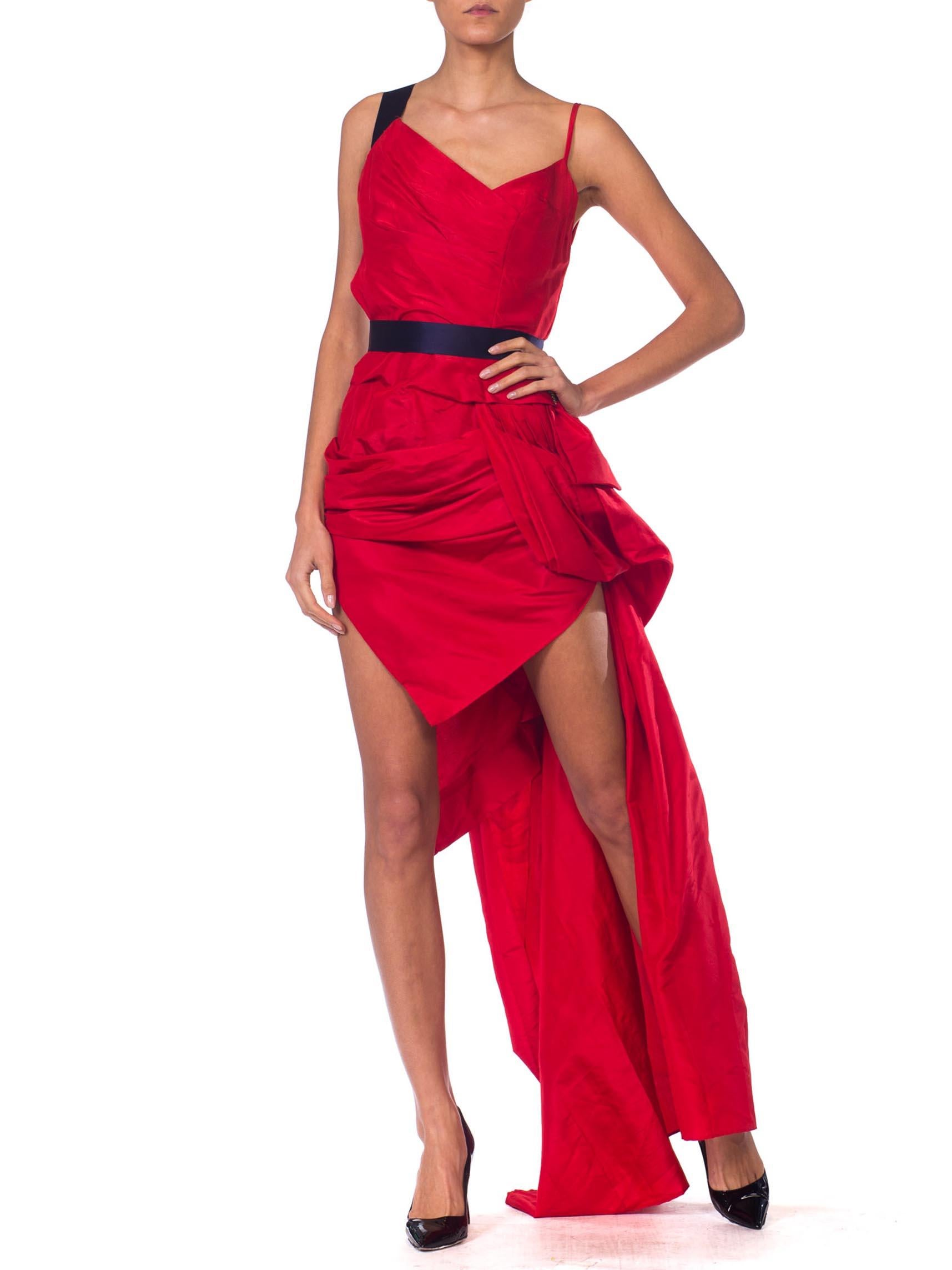 MORPHEW COLLECTION Vestido de cóctel recortado en tafetán de seda azul marino y rojo carmín 2