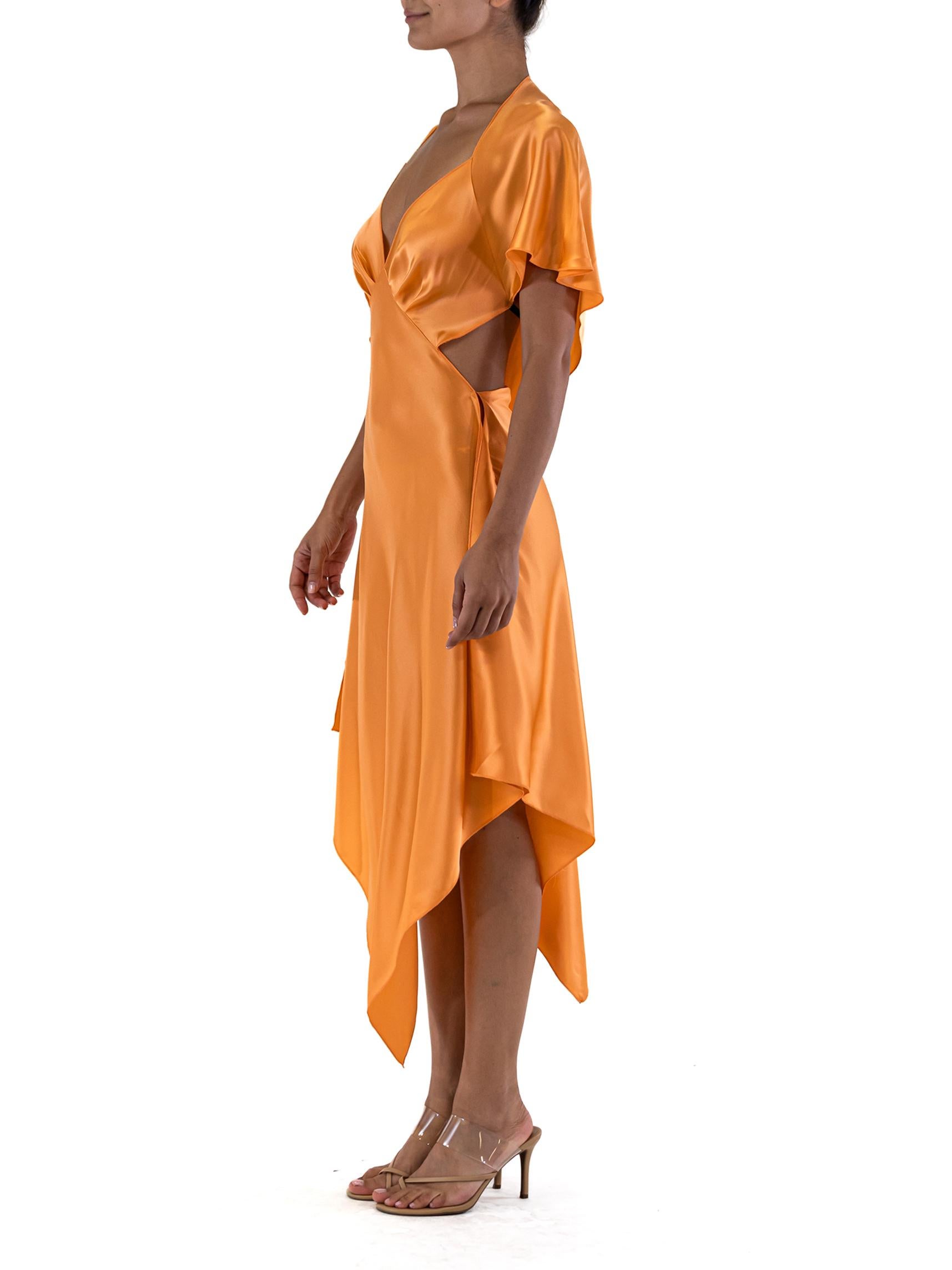 MORPHEW COLLECTION Maya Gold Seiden-Charmeuse 3-Schal-Kleid im Zustand „Hervorragend“ im Angebot in New York, NY