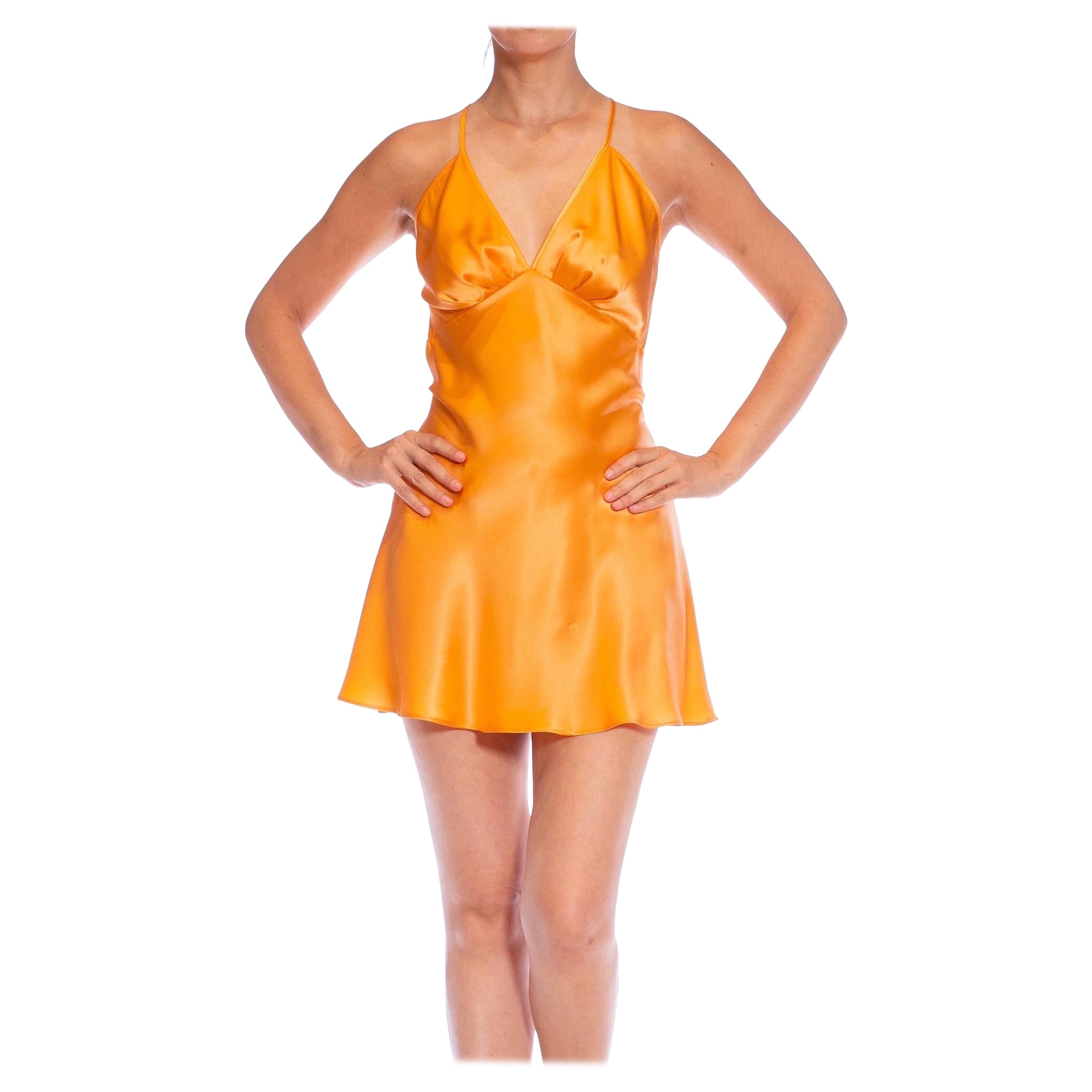 MORPHEW COLLECTION Vestido de cóctel de charmeuse de seda dorada maya