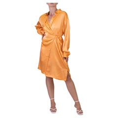 COLLECTION MORPHEW - Robe chemise boutonnée surdimensionnée en charmeuse de soie dorée Mayan