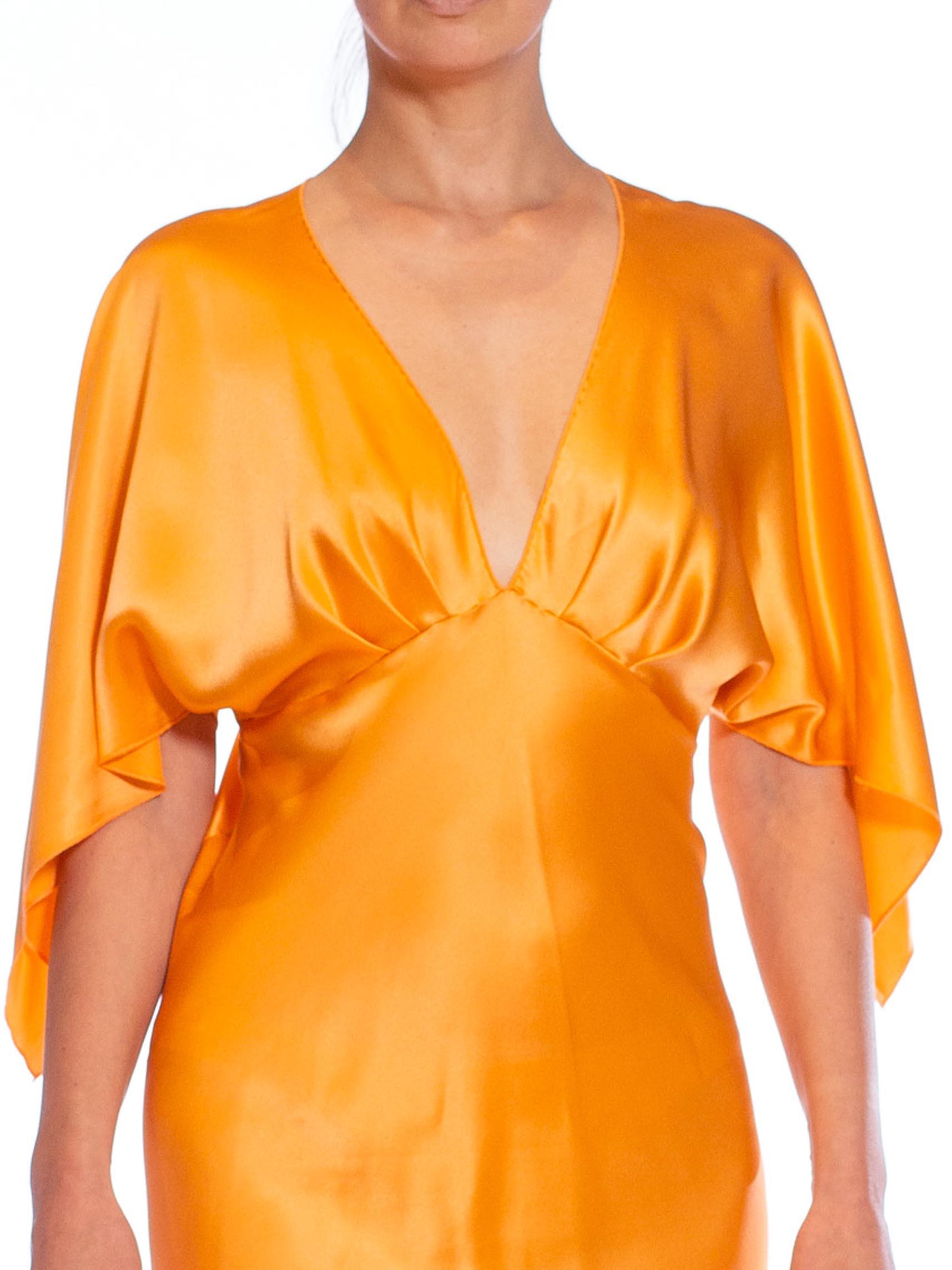 MORPHEW COLLECTION Maian Goldfarbenes Seiden-Charmeuse-Kleid mit zwei Schals im Angebot 6