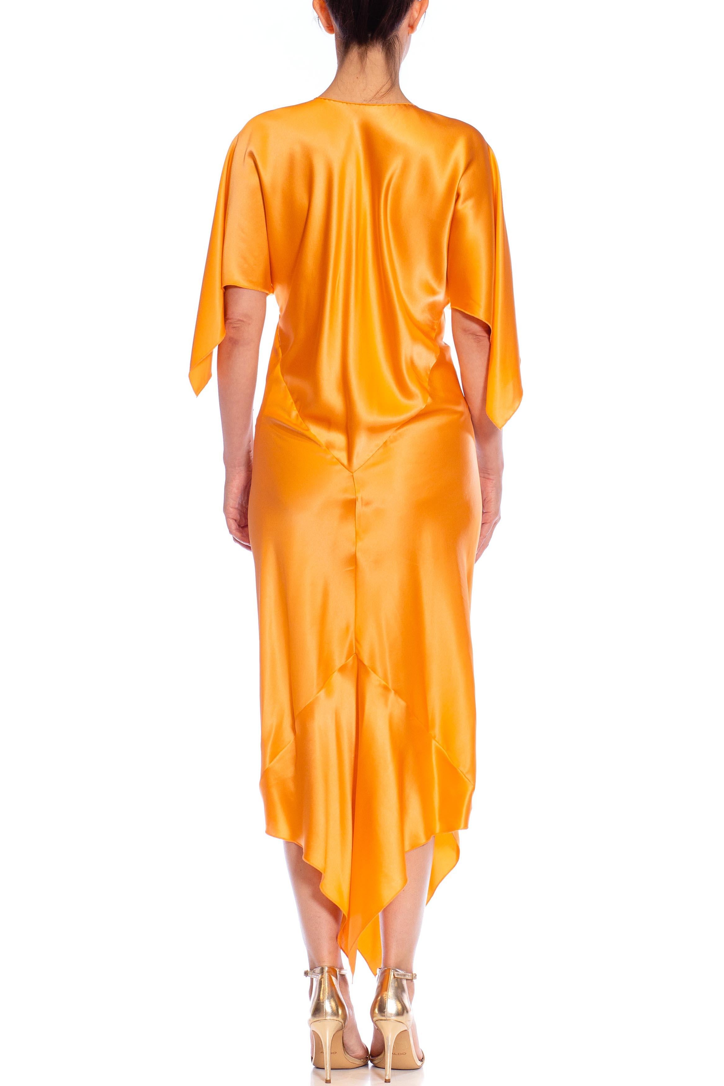 MORPHEW COLLECTION Maian Goldfarbenes Seiden-Charmeuse-Kleid mit zwei Schals im Zustand „Hervorragend“ im Angebot in New York, NY