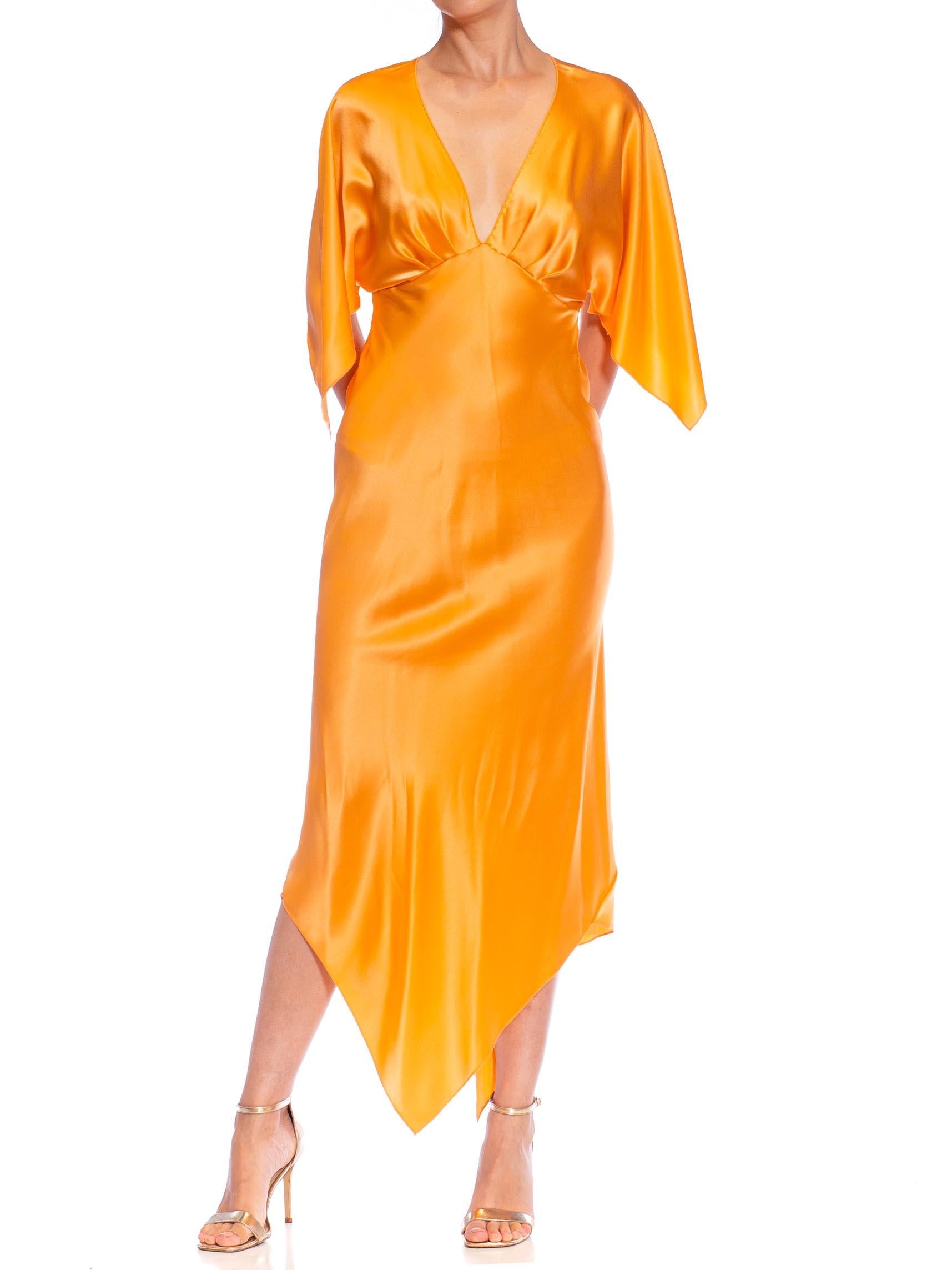 MORPHEW COLLECTION Maian Goldfarbenes Seiden-Charmeuse-Kleid mit zwei Schals Damen im Angebot