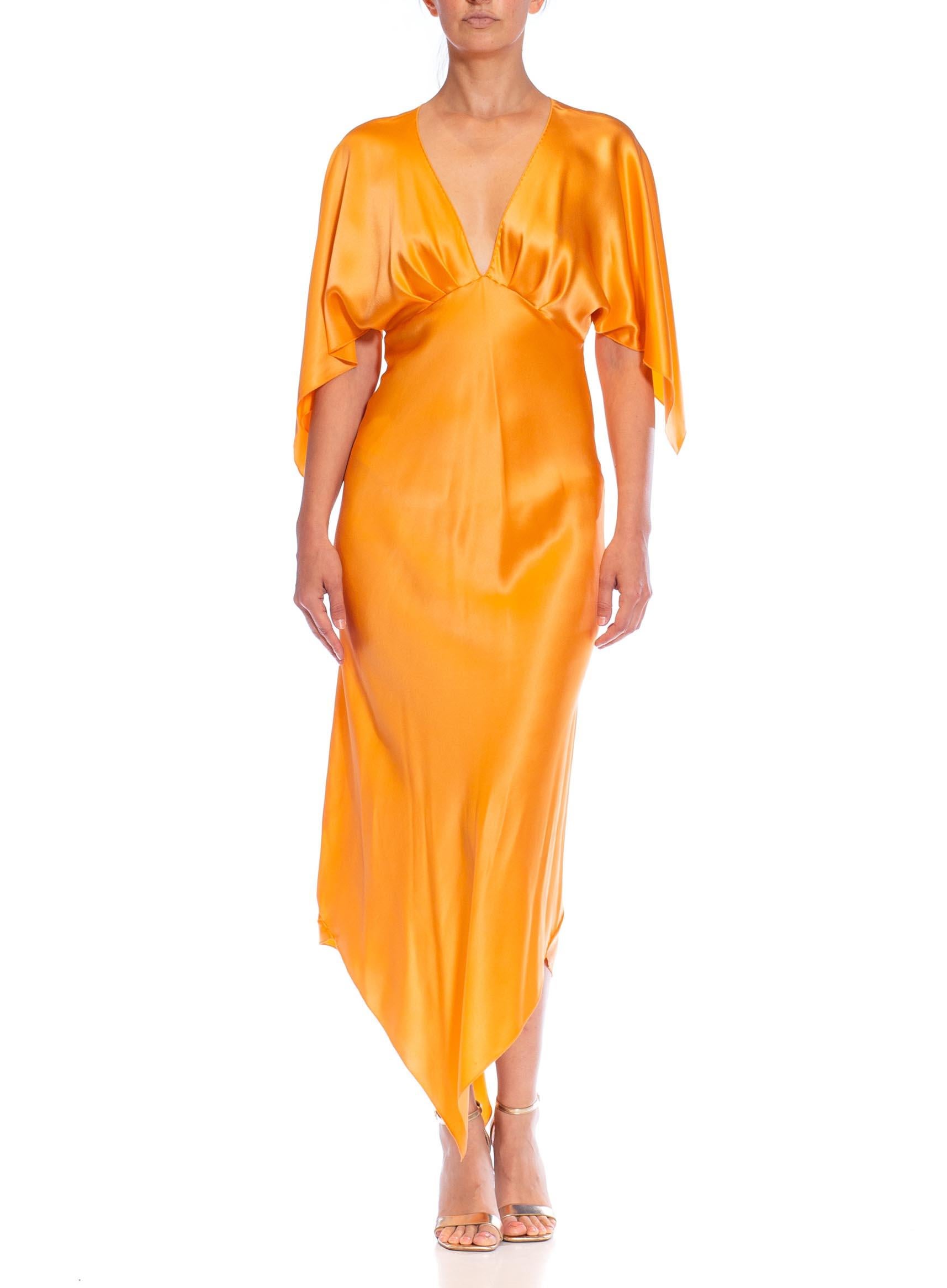 MORPHEW COLLECTION Maian Goldfarbenes Seiden-Charmeuse-Kleid mit zwei Schals im Angebot 1
