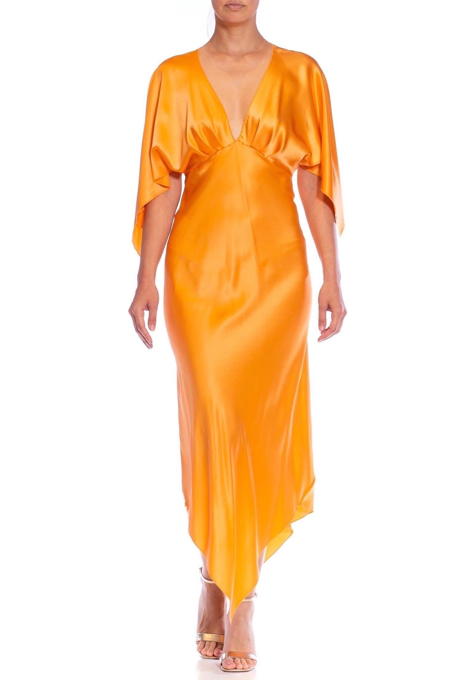 MORPHEW COLLECTION Maian Goldfarbenes Seiden-Charmeuse-Kleid mit zwei Schals im Angebot 2