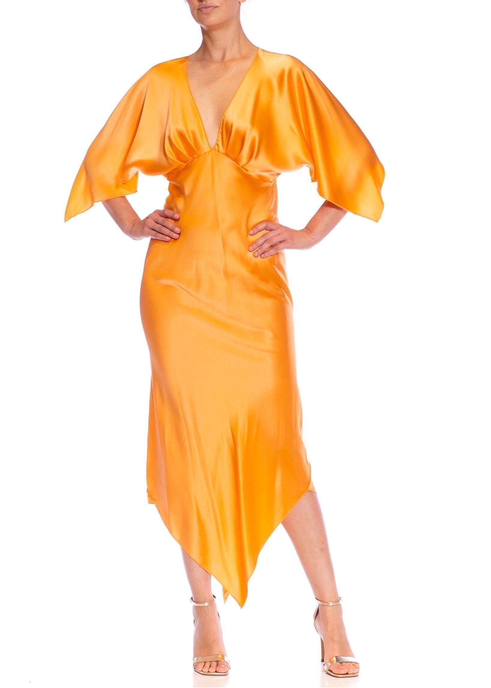 MORPHEW COLLECTION Maian Goldfarbenes Seiden-Charmeuse-Kleid mit zwei Schals im Angebot 3