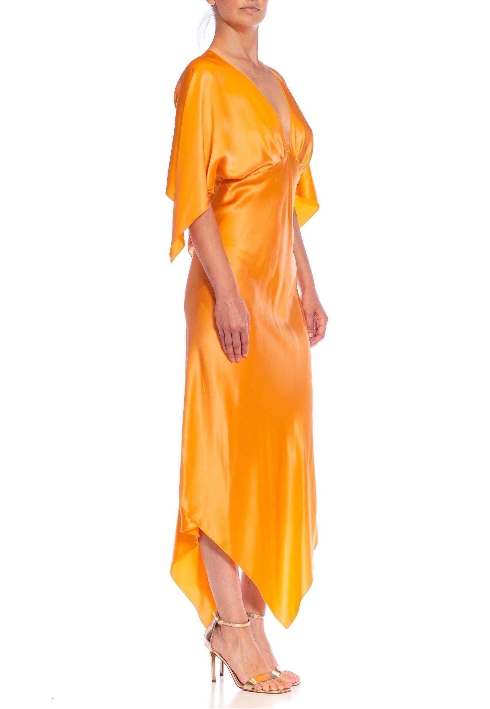 MORPHEW COLLECTION Maian Goldfarbenes Seiden-Charmeuse-Kleid mit zwei Schals im Angebot 4