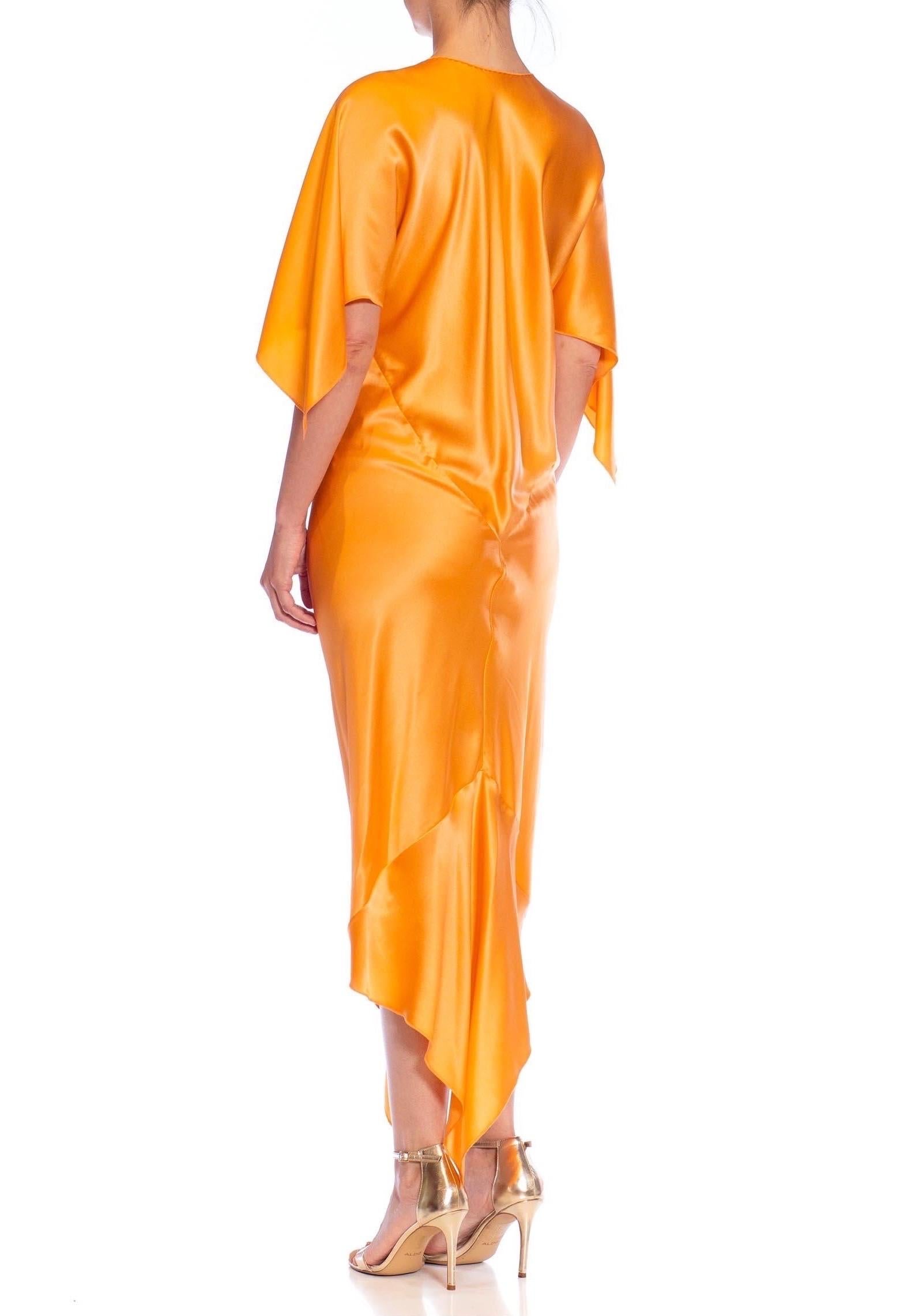 MORPHEW COLLECTION Maian Goldfarbenes Seiden-Charmeuse-Kleid mit zwei Schals im Angebot 5