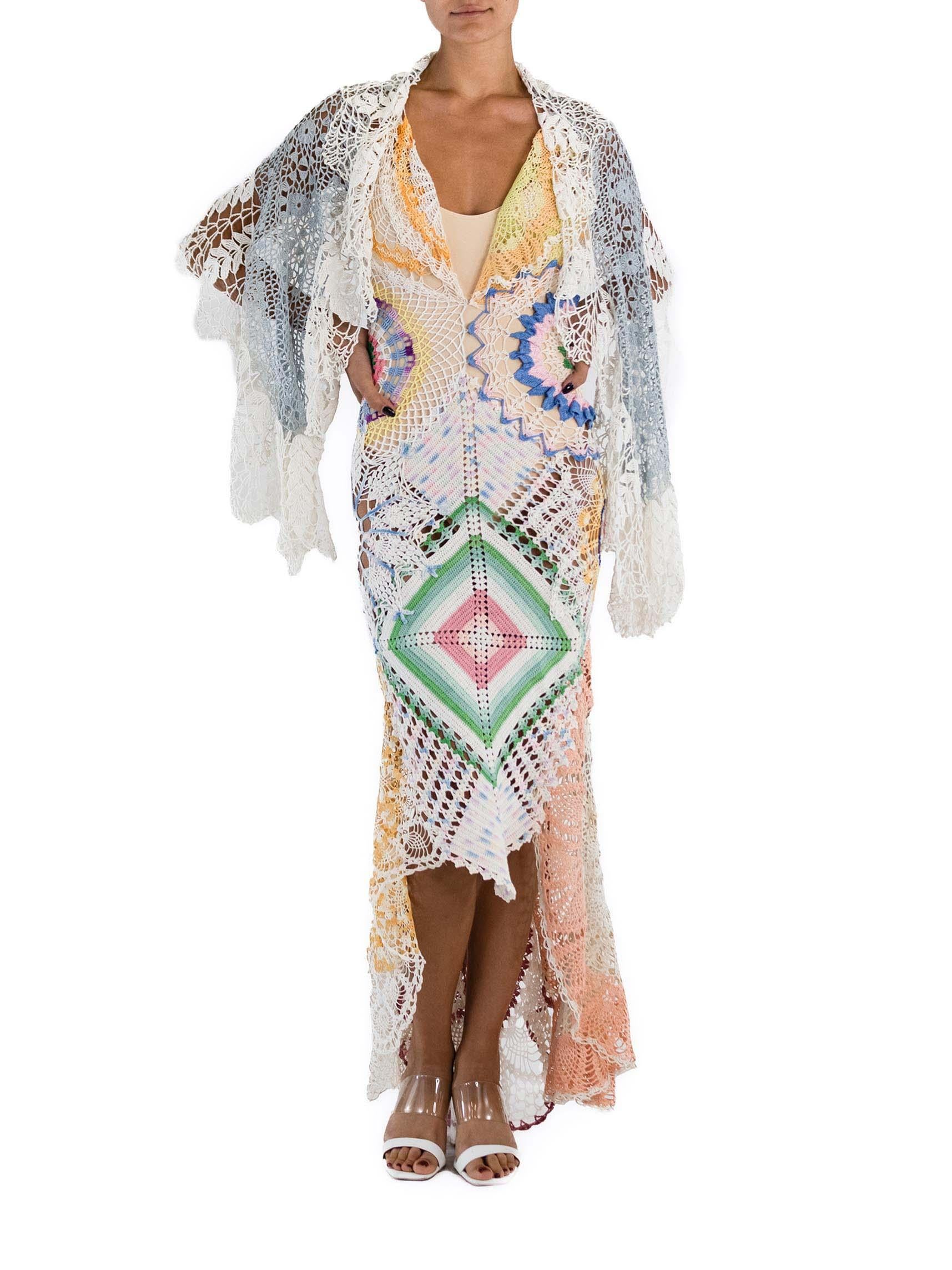 Morphew Collection - Robe longue vintage en coton crocheté multicolore avec manches en vente 2