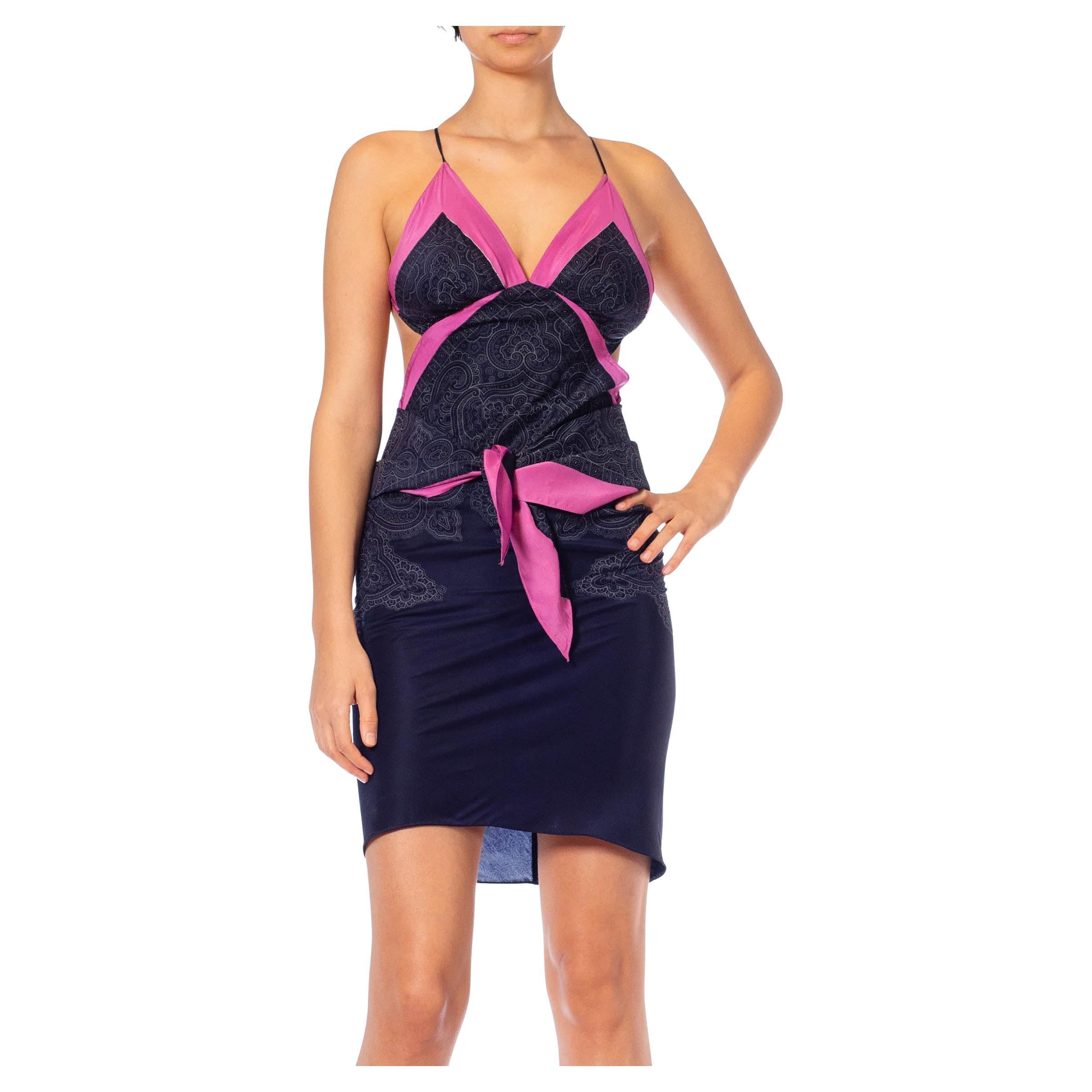 COLLECTION MORPHEW Soie bleu marine et rose  Robe en foulard faite à partir d
une pièce d
époque