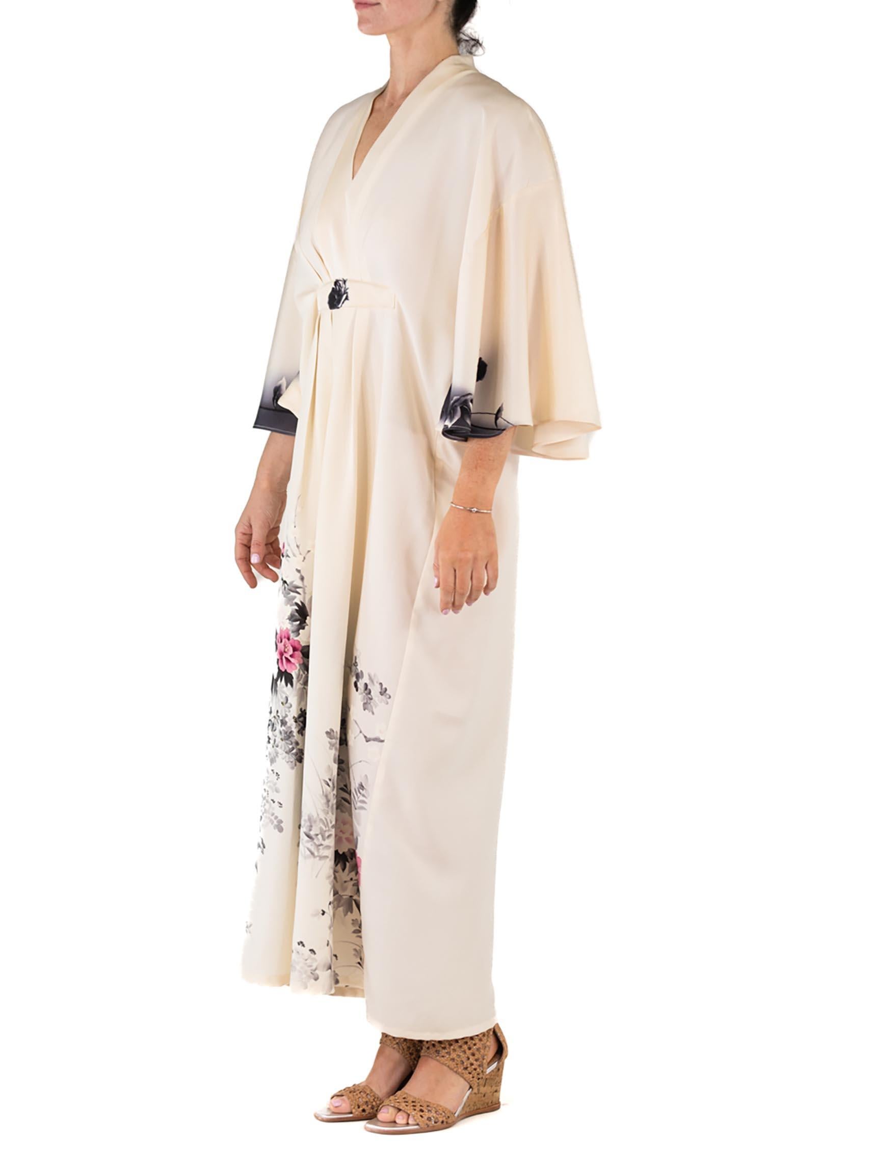 MORPHEW COLLECTION Off-White Ombré Floral Print Japanischer Kimono Seidenkaftan Damen im Angebot