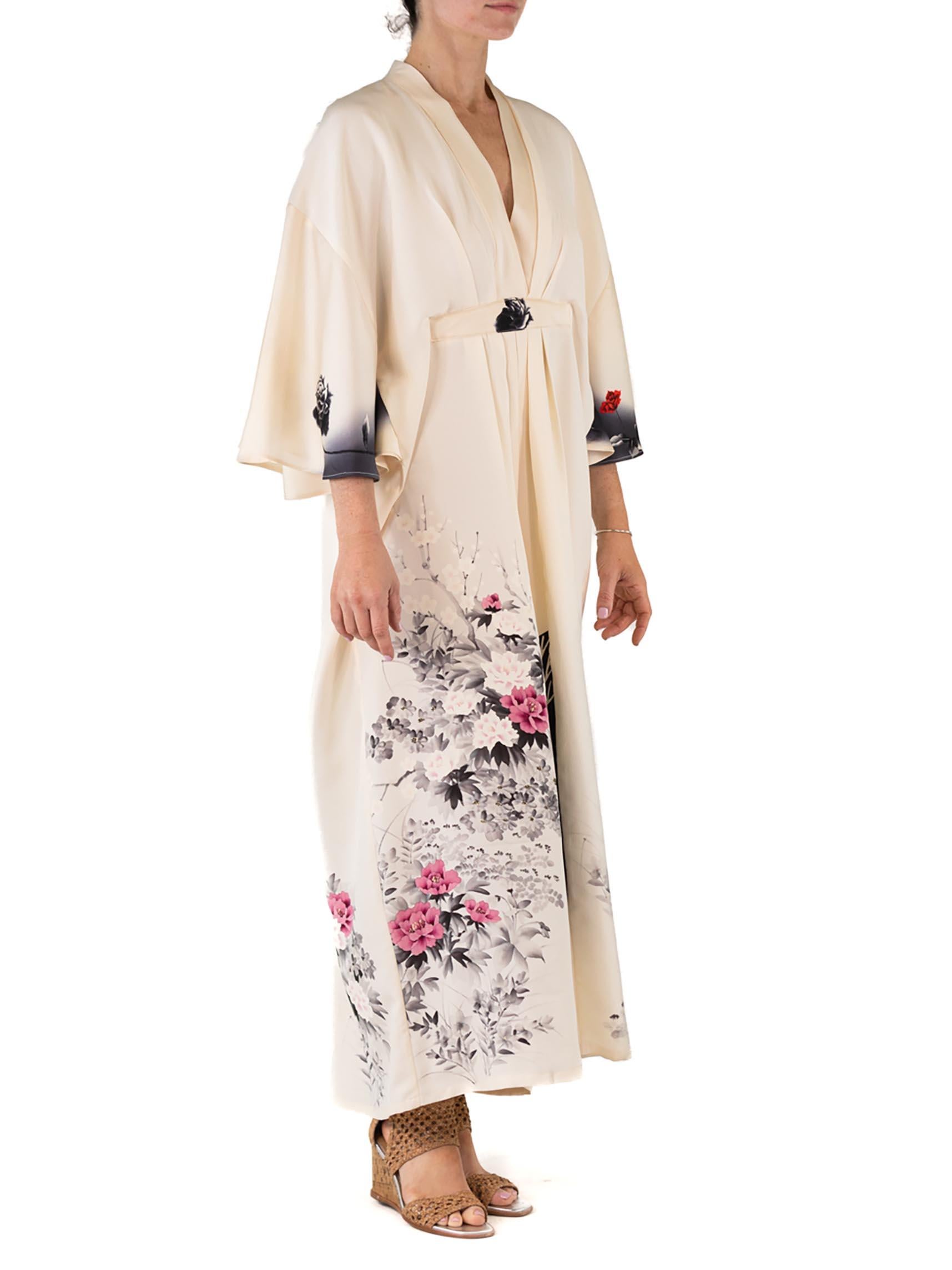 MORPHEW COLLECTION Off-White Ombré Floral Print Japanischer Kimono Seidenkaftan im Angebot 1