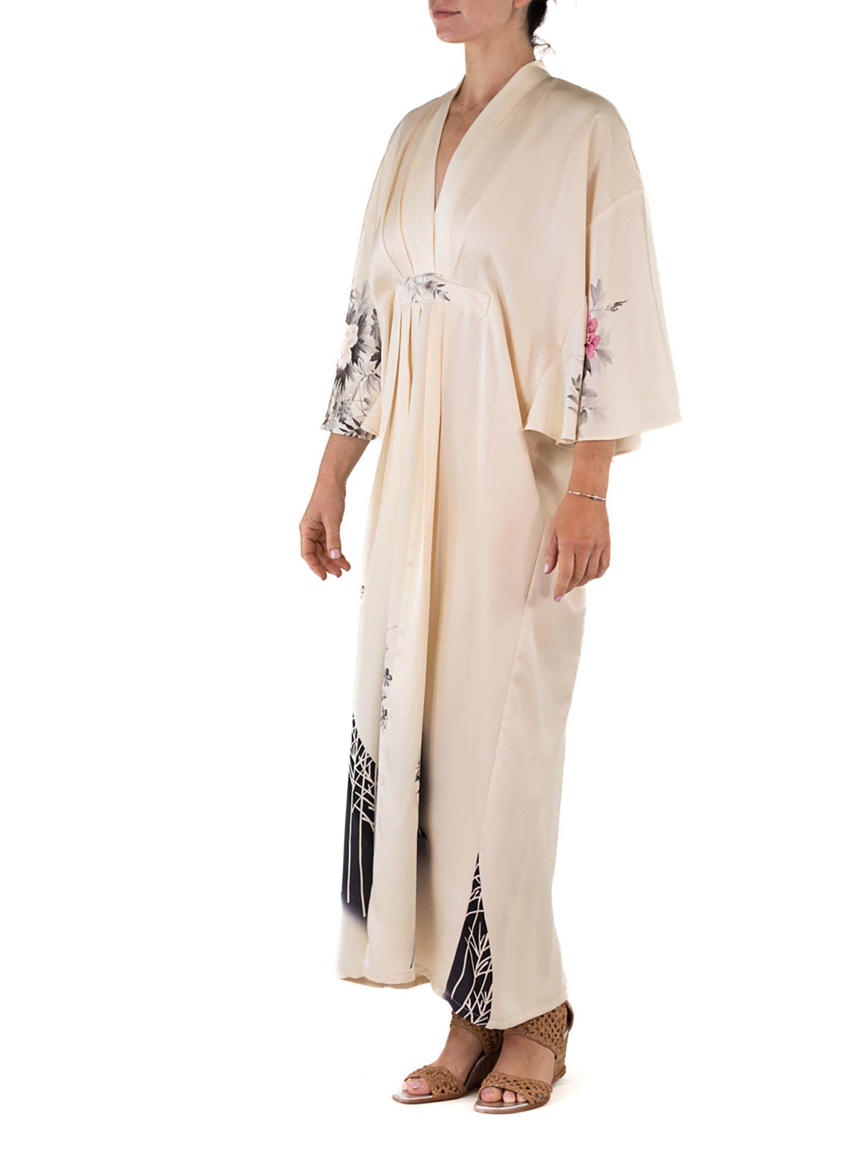MORPHEW COLLECTION Japanischer Kimono aus Seide mit cremefarbenem Rosendruck im Angebot 2