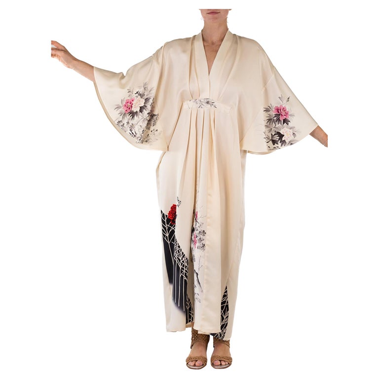 COLLECTION MORPHEW Caftan en soie de kimono japonais à imprimé de roses  blanc cassé En vente sur 1stDibs