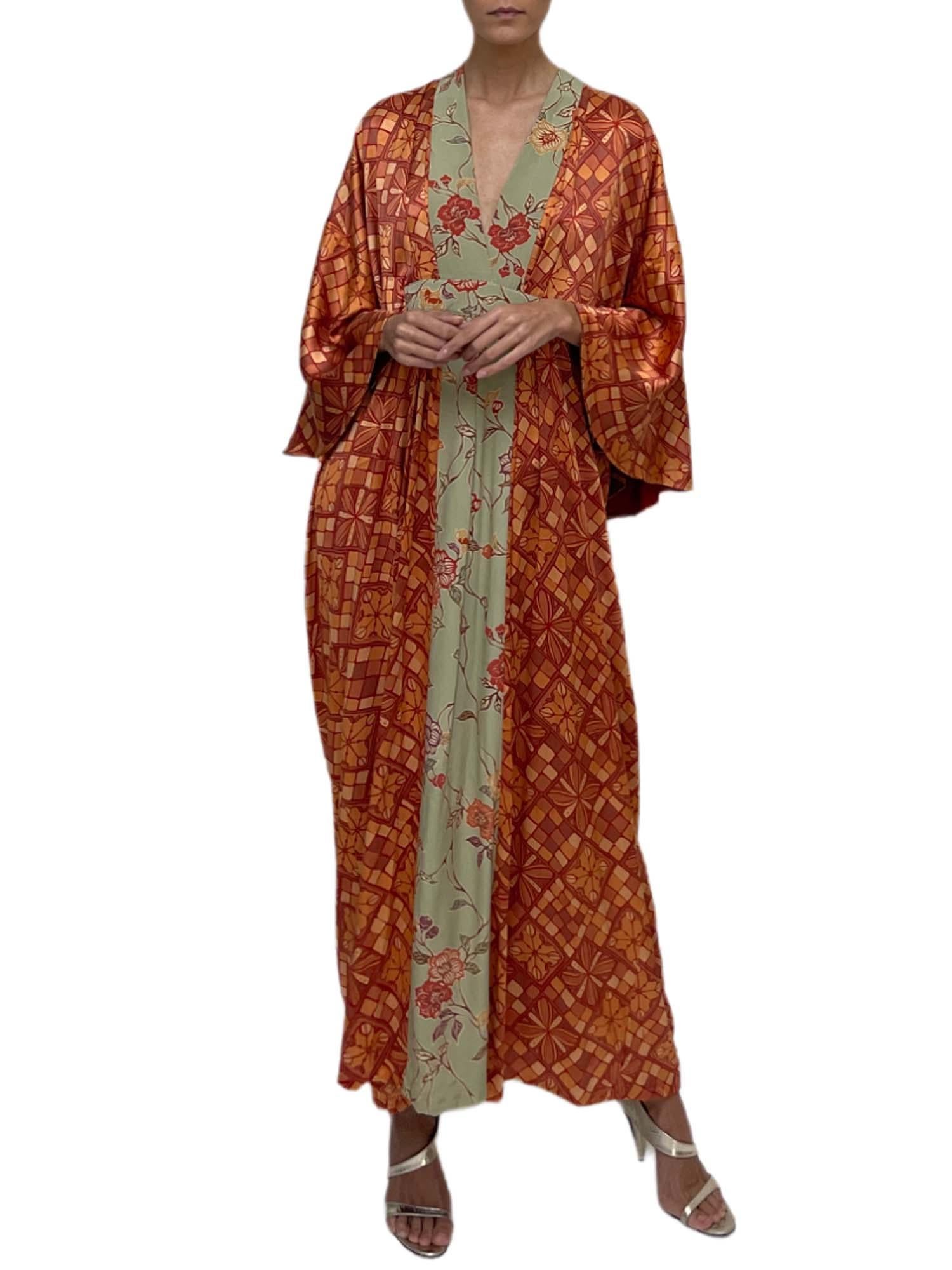 COLLECTION MORPHEW Caftan en soie de kimono japonais à fleurs géométriques et florales orange et sauge Excellent état - En vente à New York, NY