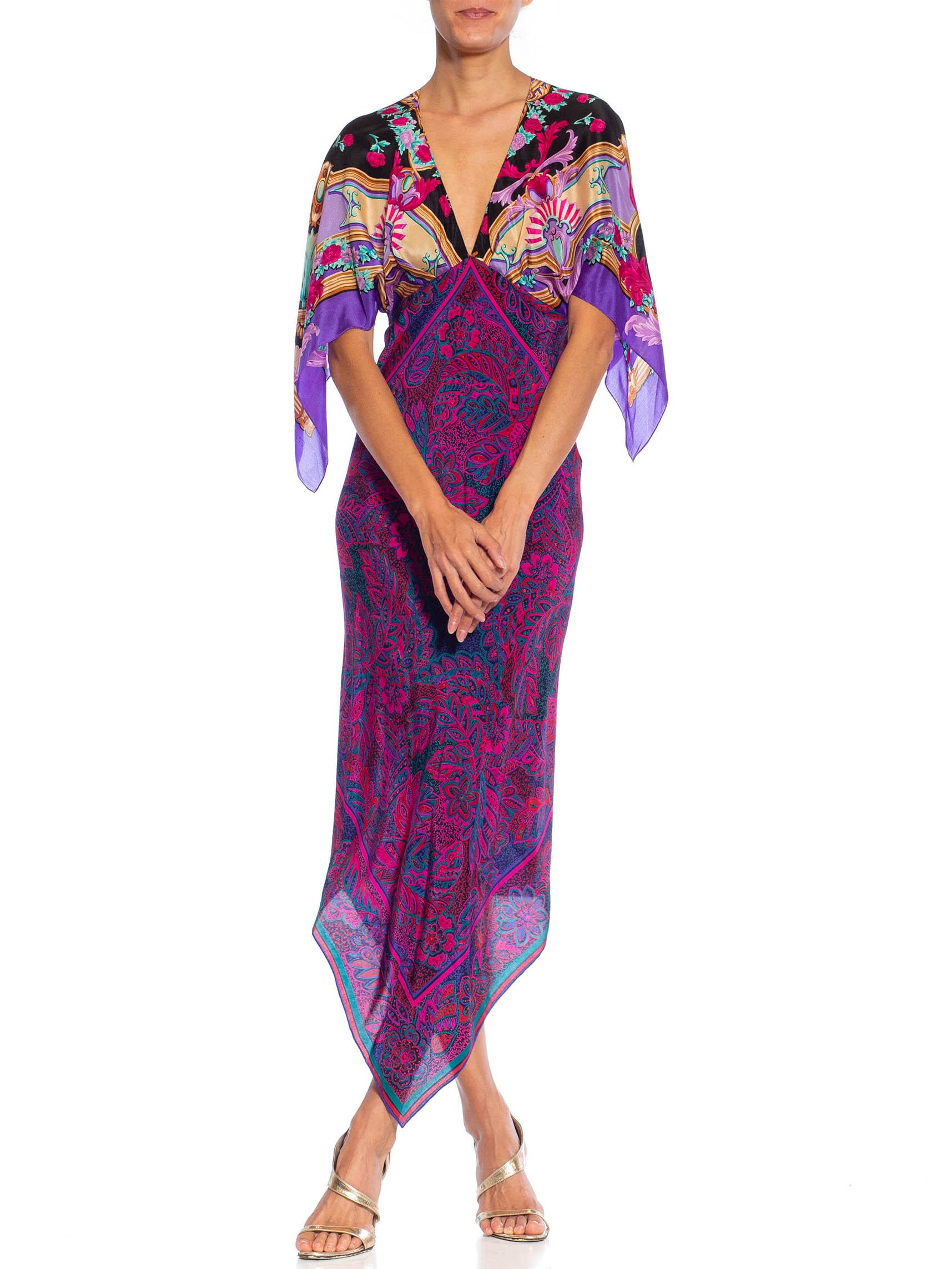 COLLECTION MORPHEW Robe à 2 foulards en soie à fleurs violettes, noires et roses, fabriquée à partir de vinyle en vente 2