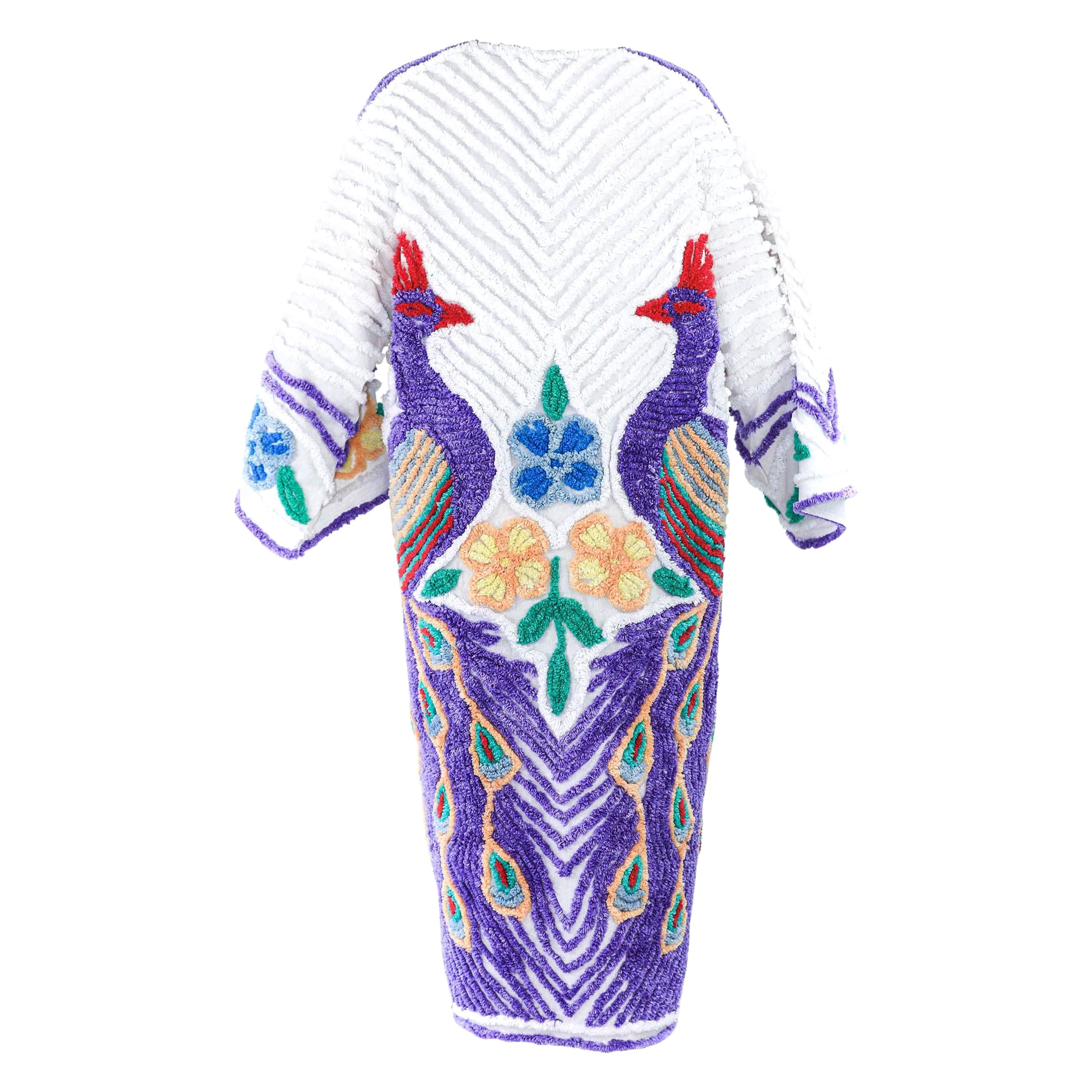 MORPHEW COLLECTION Viola e bianco in cotone ricamato a mano in ciniglia con pavone Beac