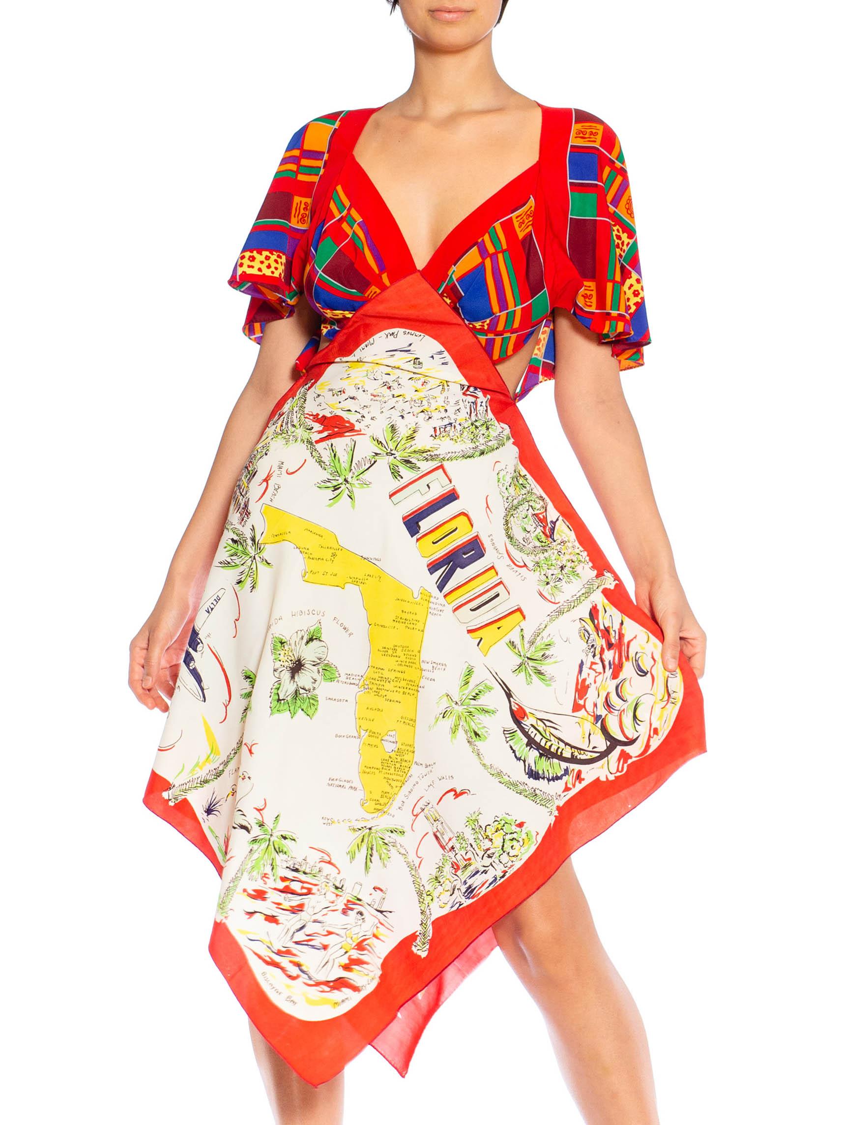 Morphew Collection - Robe à 3 foulards en soie rouge multicolore à imprimé scénique et géométrique Pour femmes en vente