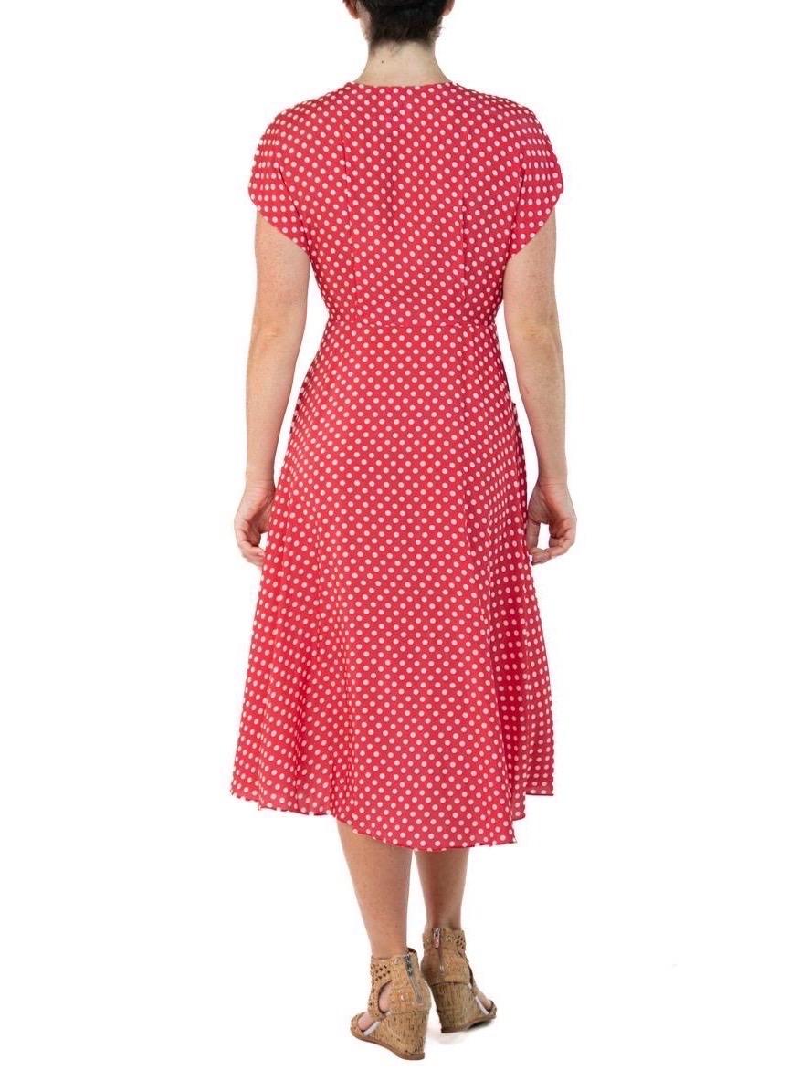 Morphew Kollektion Rot-Weiß gepunktetes gepunktetes, neuartiges Kleid aus kaltem Viskose mit Schrägschnitt Ma im Angebot 1