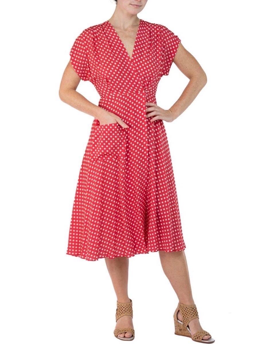 Morphew Kollektion Rot-Weiß gepunktetes gepunktetes, neuartiges Kleid aus kaltem Viskose mit Schrägschnitt Ma im Angebot 2