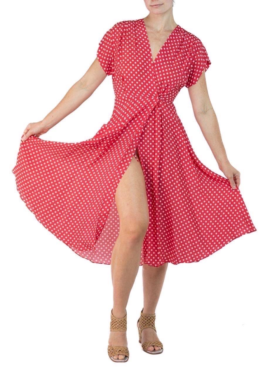 Morphew Kollektion Rot-Weiß gepunktetes gepunktetes, neuartiges Kleid aus kaltem Viskose mit Schrägschnitt Ma im Angebot 3