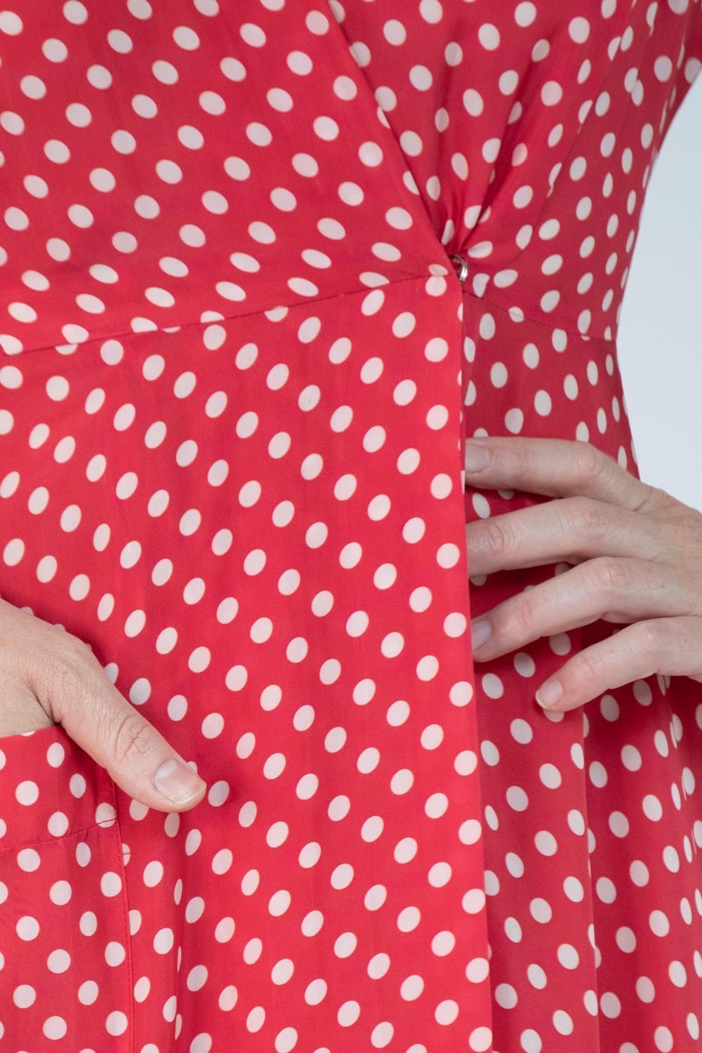 Morphew Kollektion Rot-Weiß gepunktetes gepunktetes, neuartiges Kleid aus kaltem Viskose mit Schrägschnitt Ma im Angebot 4