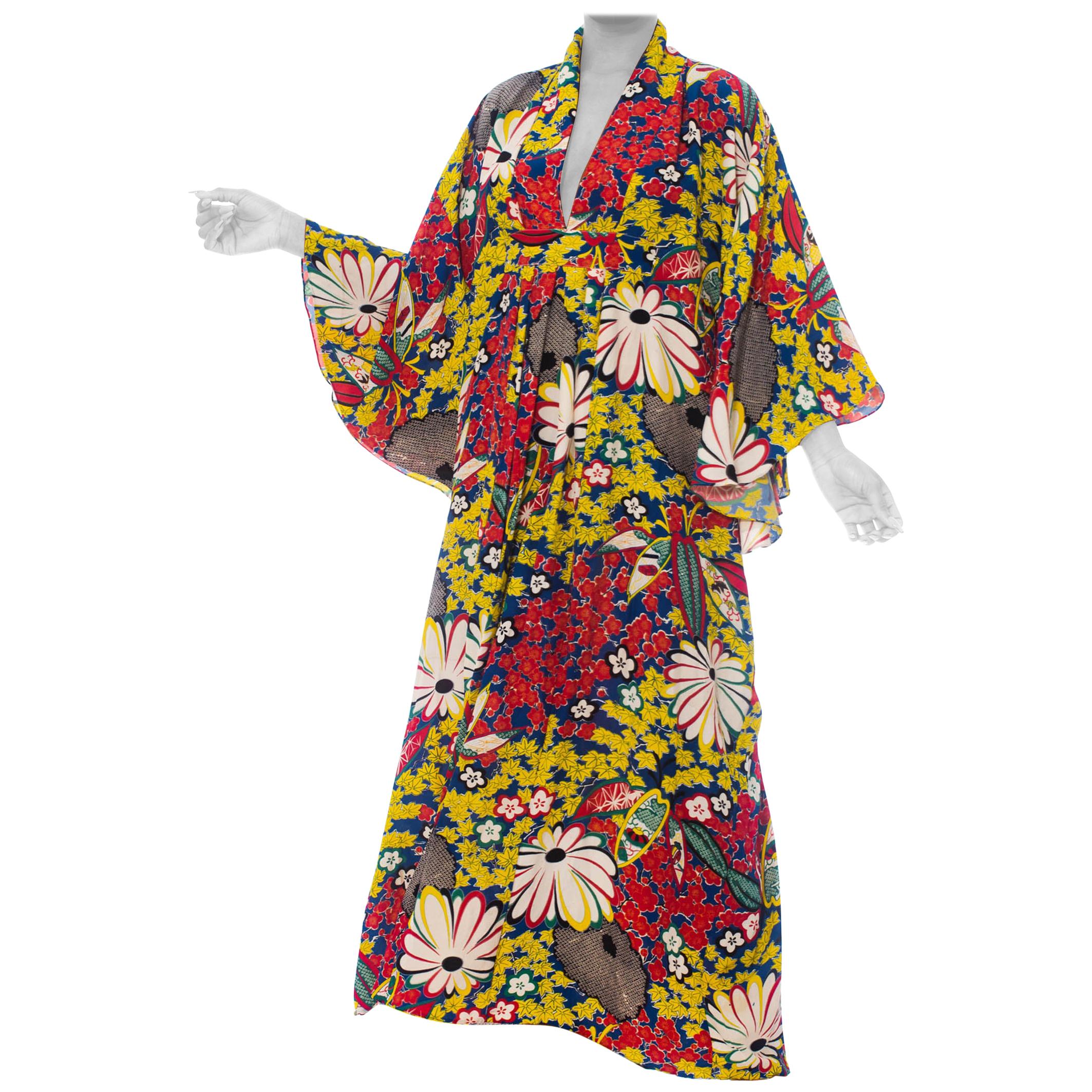 MORPHEW COLLECTION Kaftán Rojo, Amarillo y Azul con Flores Shibori Negras Confeccionado Fr