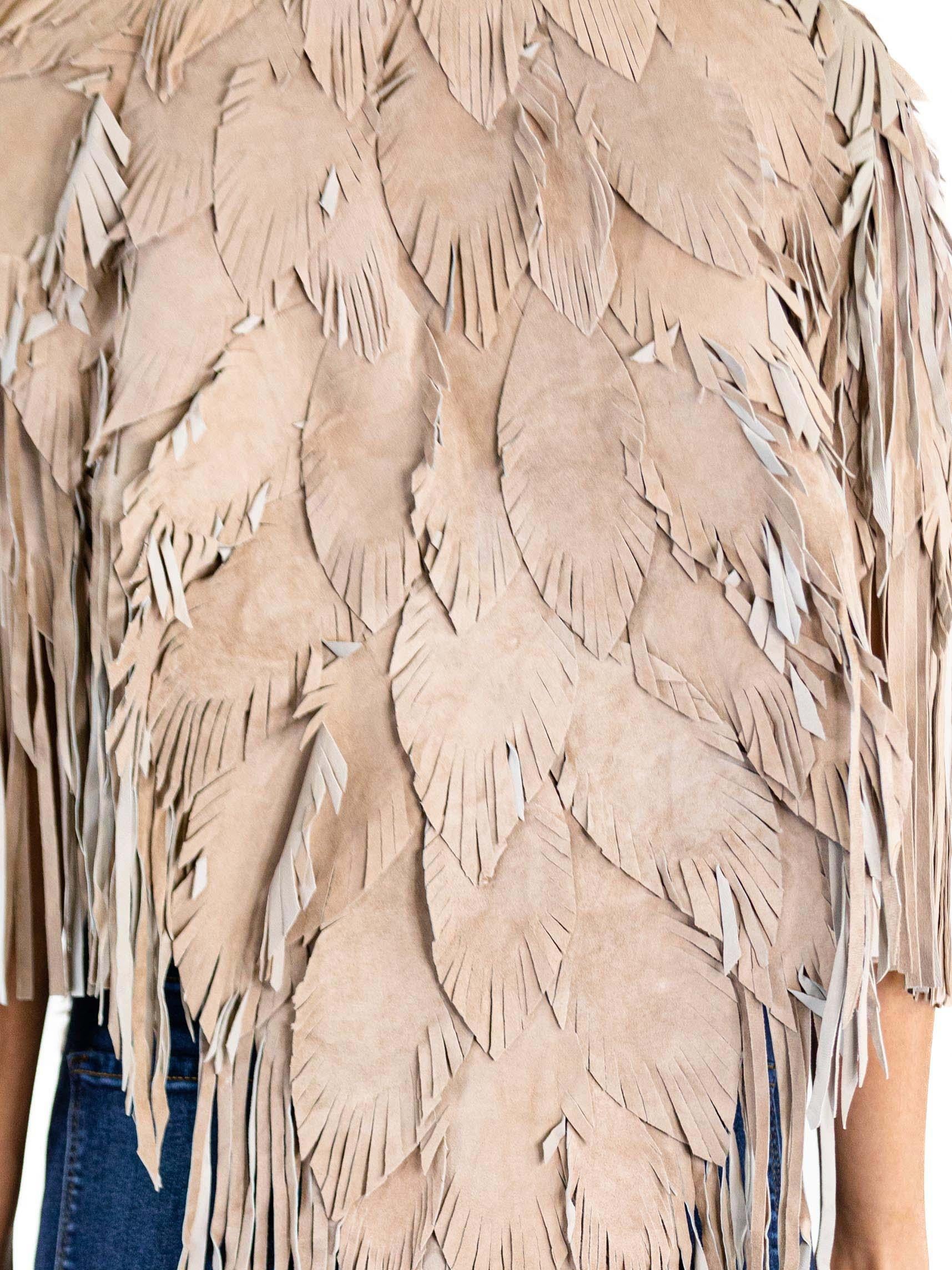 Morphew Collection - Cape longue en daim sable à franges et plumes de cuir en vente 3