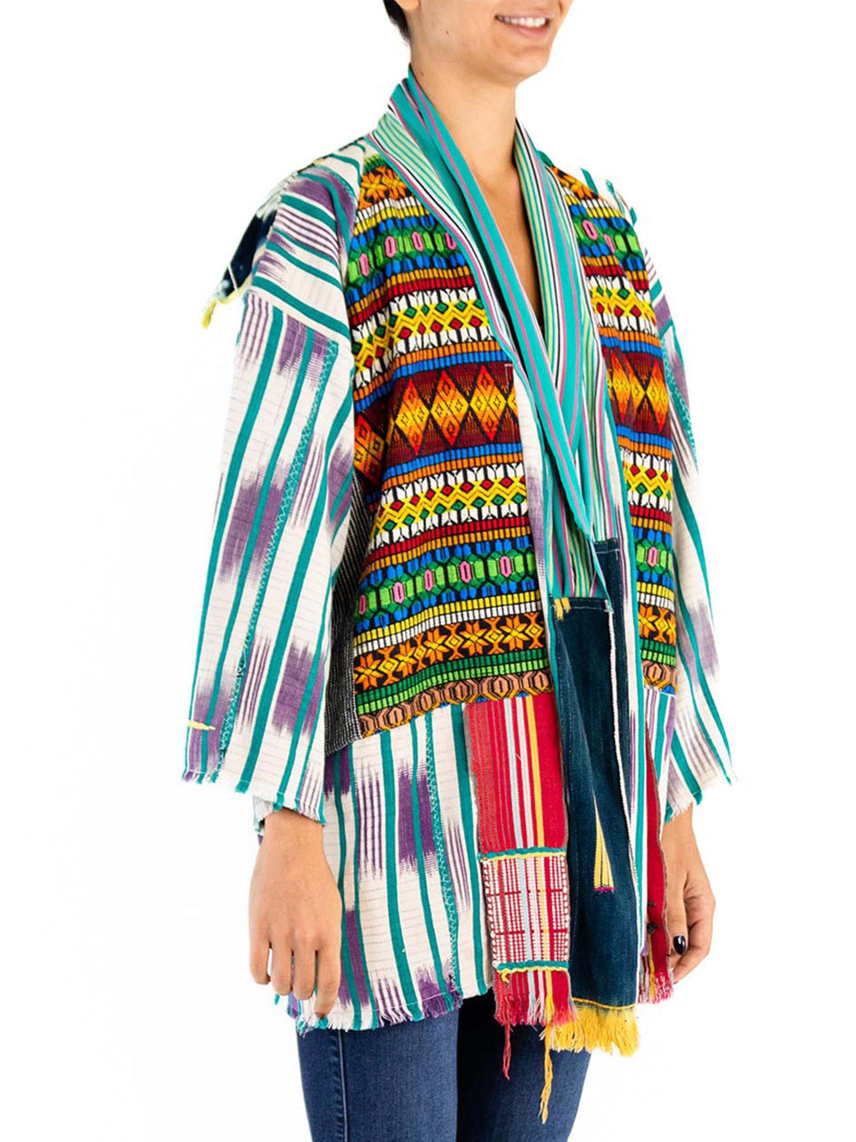 MORPHEW COLLECTION Doudoune en coton indigo d'Afrique de l'Ouest à bordures brodées multicolores Excellent état - En vente à New York, NY