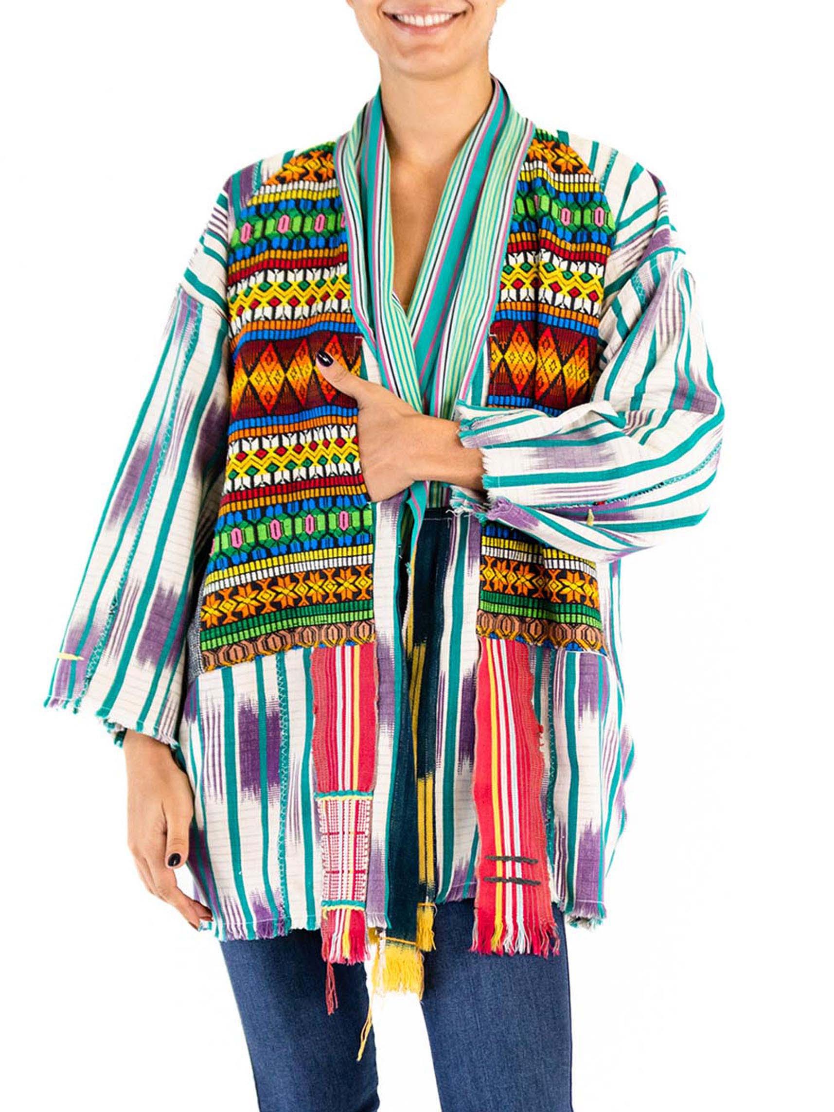MORPHEW COLLECTION Doudoune en coton indigo d'Afrique de l'Ouest à bordures brodées multicolores Unisexe en vente