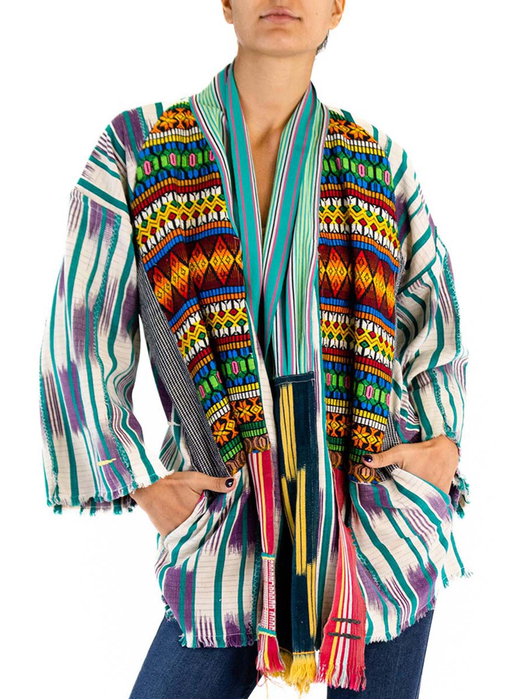 MORPHEW COLLECTION Doudoune en coton indigo d'Afrique de l'Ouest à bordures brodées multicolores en vente 3